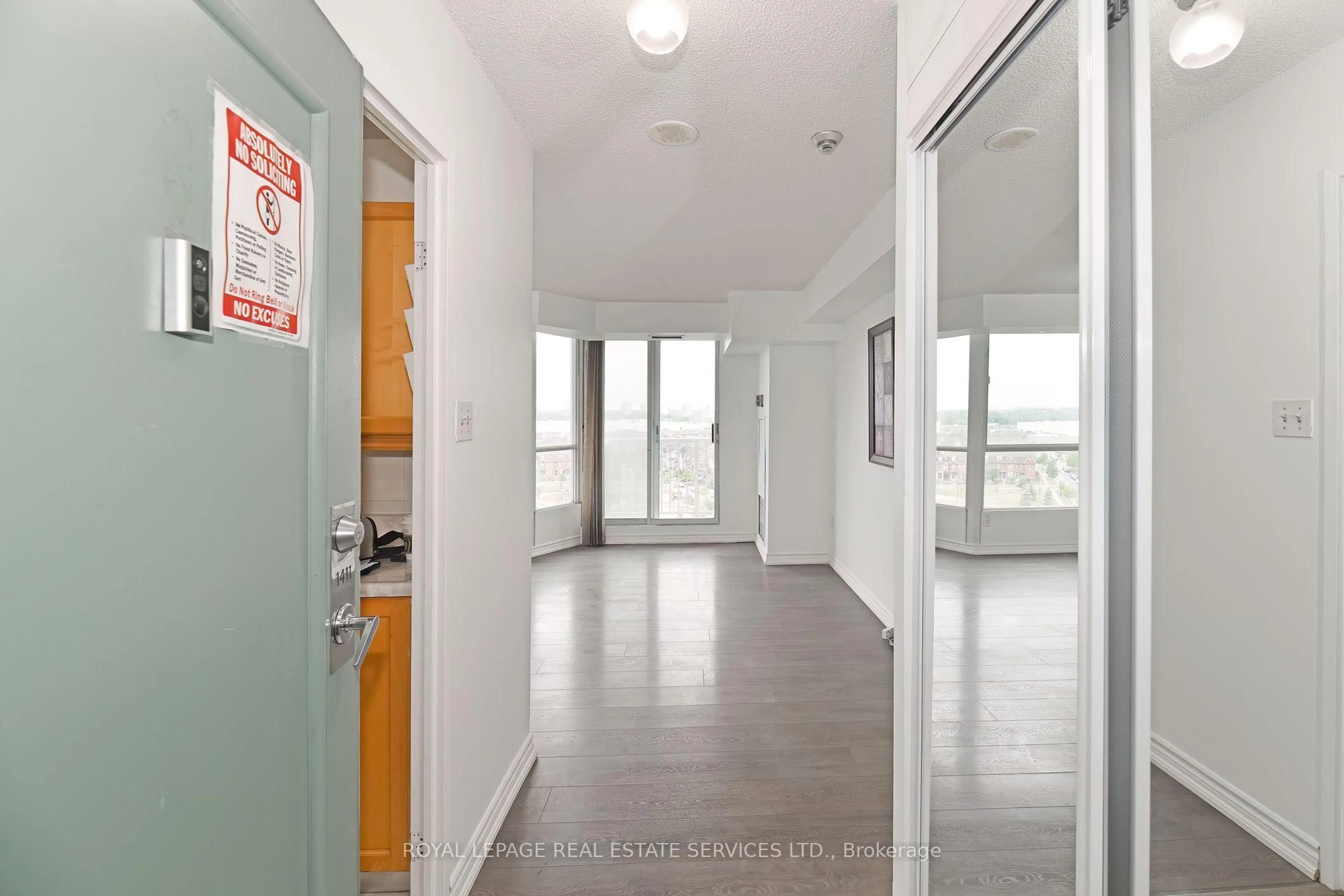 Indoor entryway for 3077 Weston Rd #1411, Toronto Ontario M9M 3A1