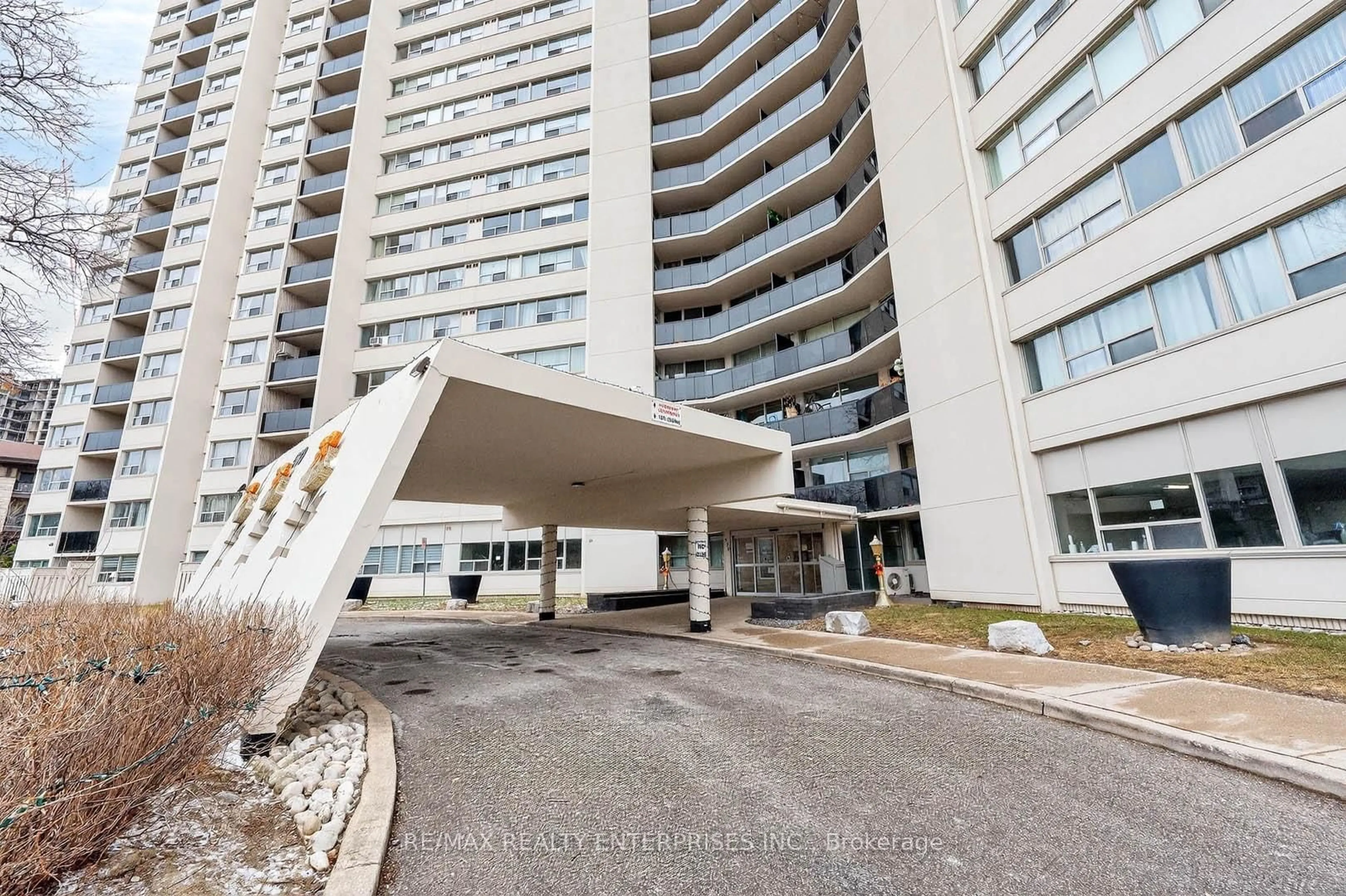 Indoor foyer for 530 Lolita Gdns #602, Mississauga Ontario L5A 3T2