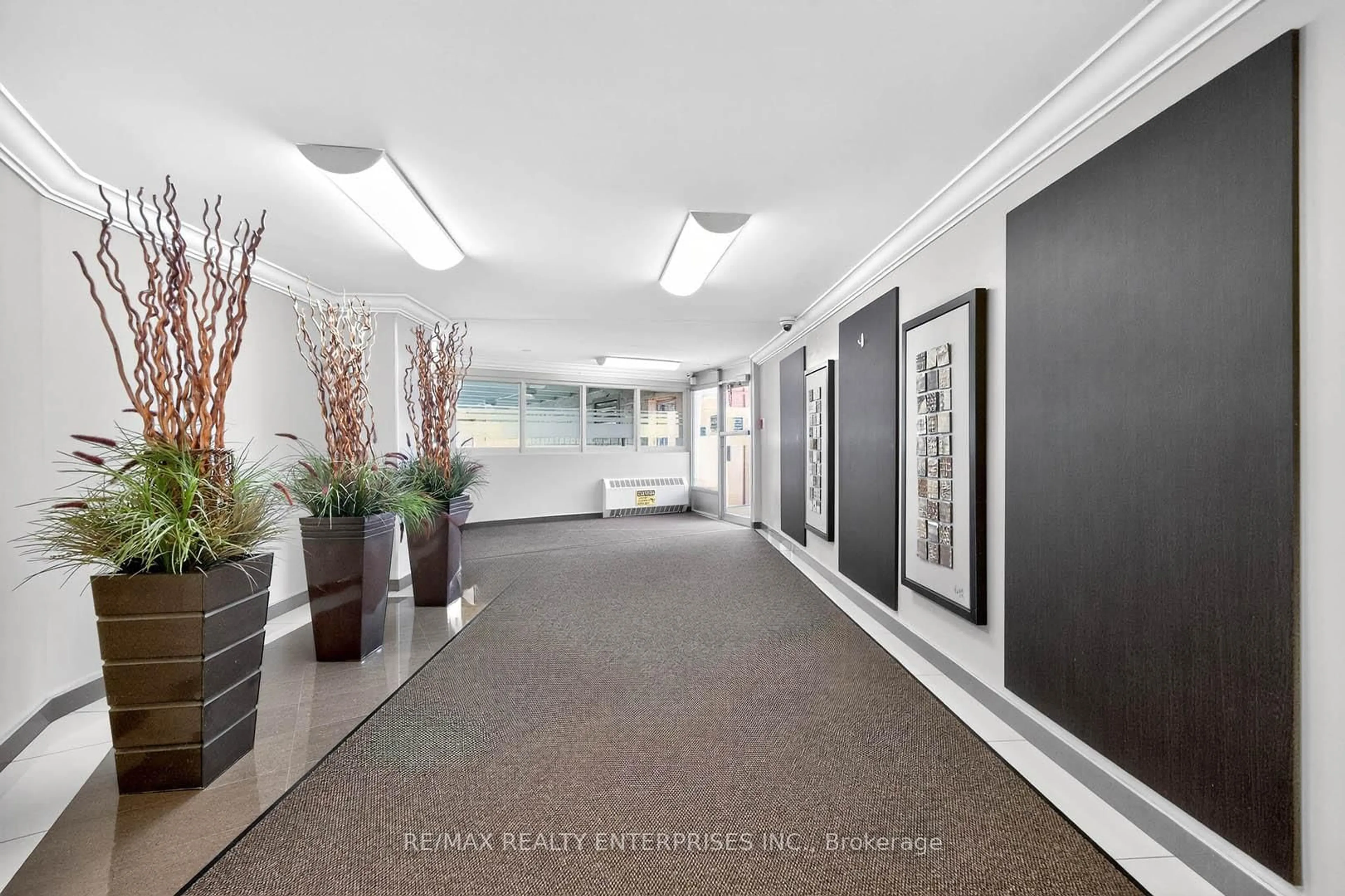 Indoor foyer for 530 Lolita Gdns #602, Mississauga Ontario L5A 3T2