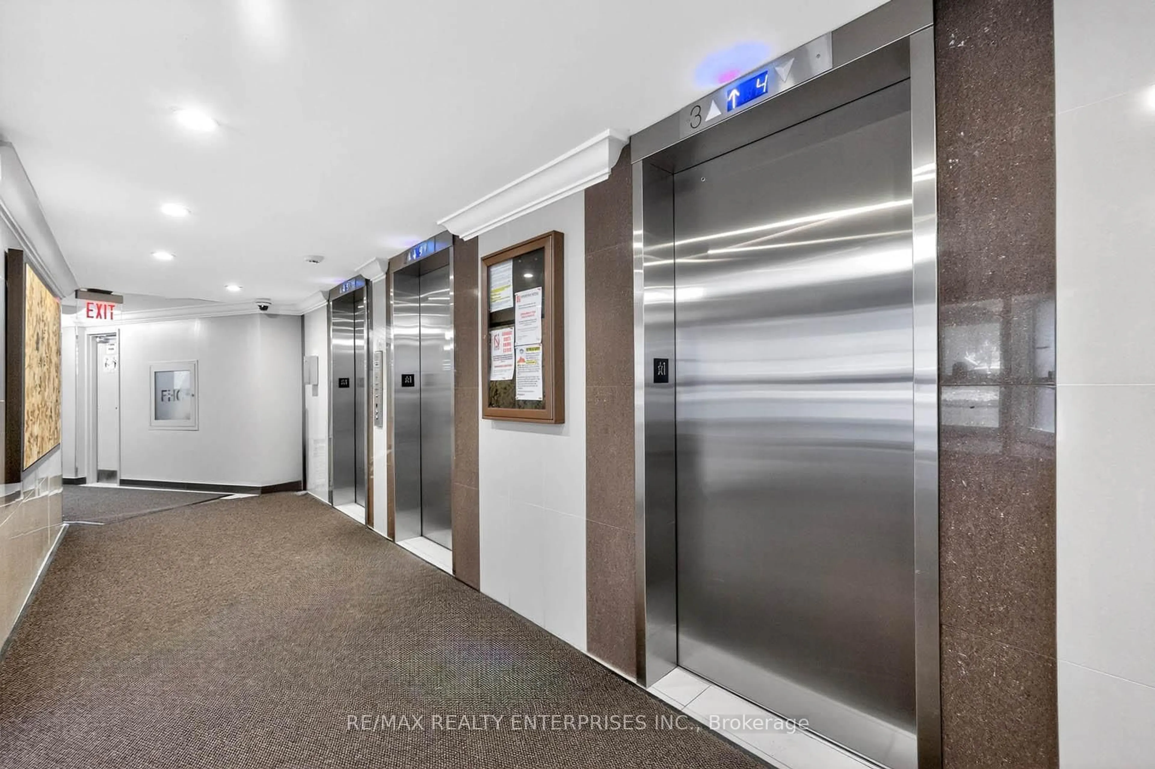 Indoor foyer for 530 Lolita Gdns #602, Mississauga Ontario L5A 3T2