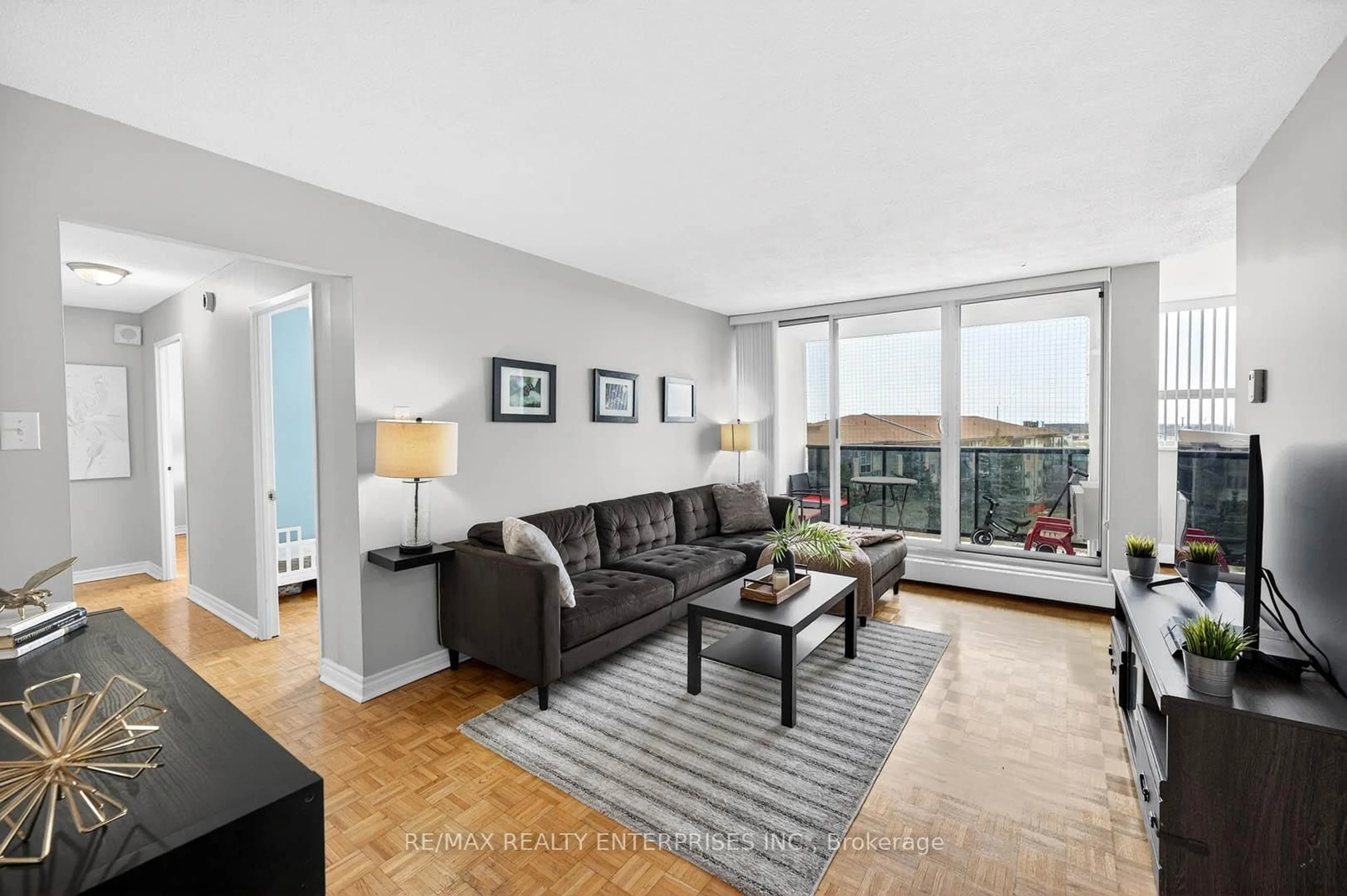 Living room with furniture, unknown for 530 Lolita Gdns #602, Mississauga Ontario L5A 3T2