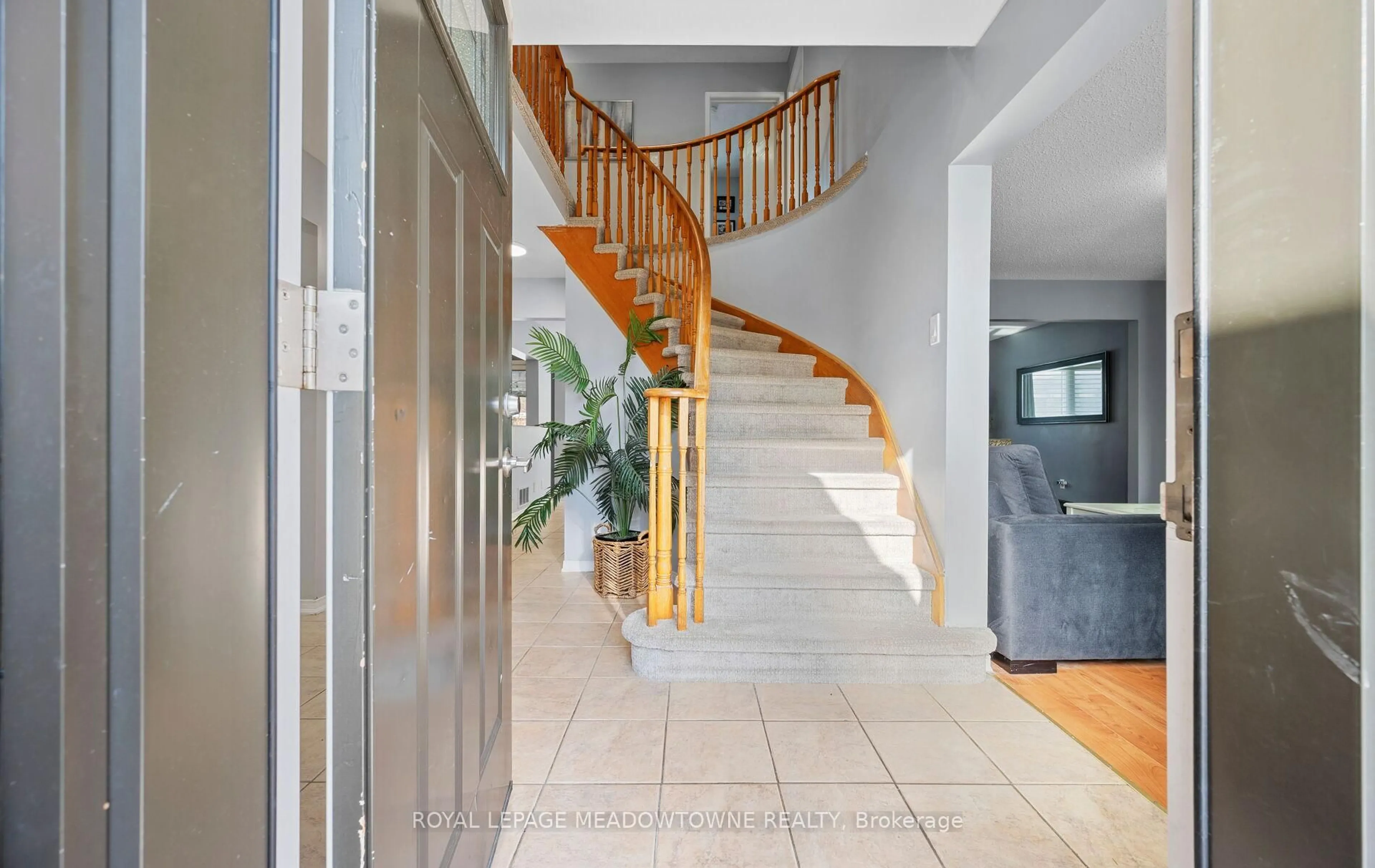 Indoor foyer for 16 Cox Cres, Brampton Ontario L6X 3H1