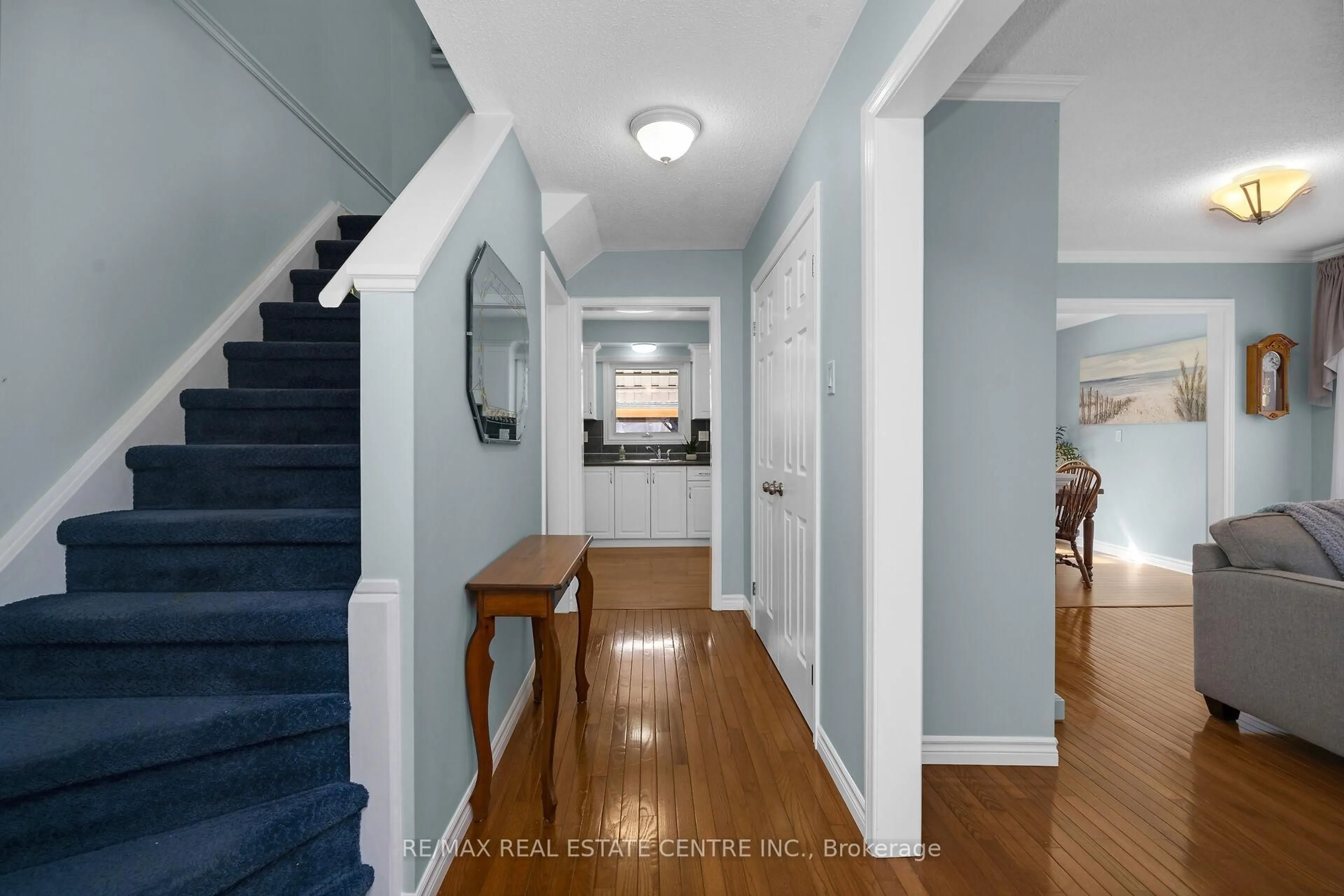 Indoor entryway for 466 Vanier Dr, Milton Ontario L9T 4T4