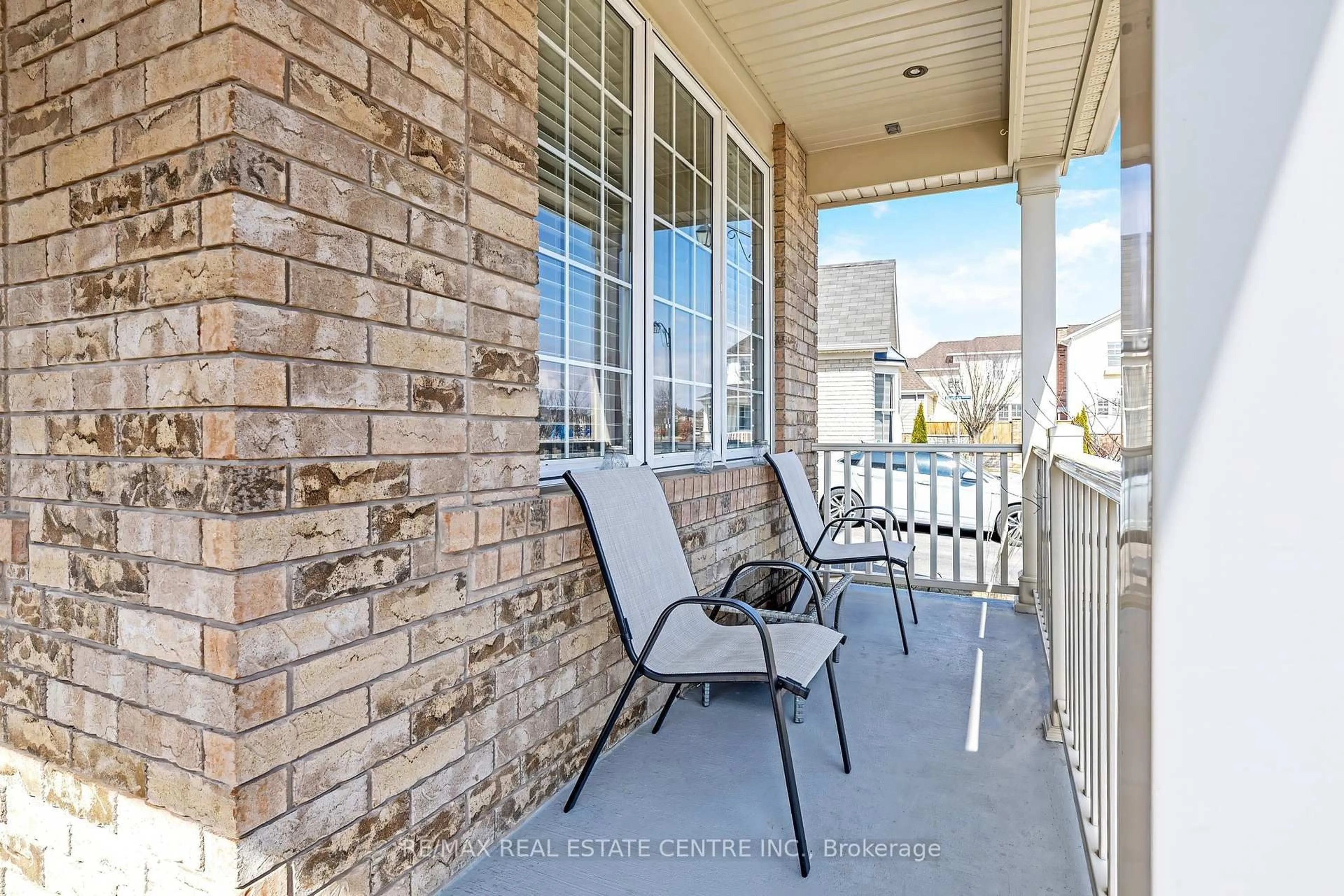 Patio, street for 823 Biggar Hts, Milton Ontario L9T 0G7