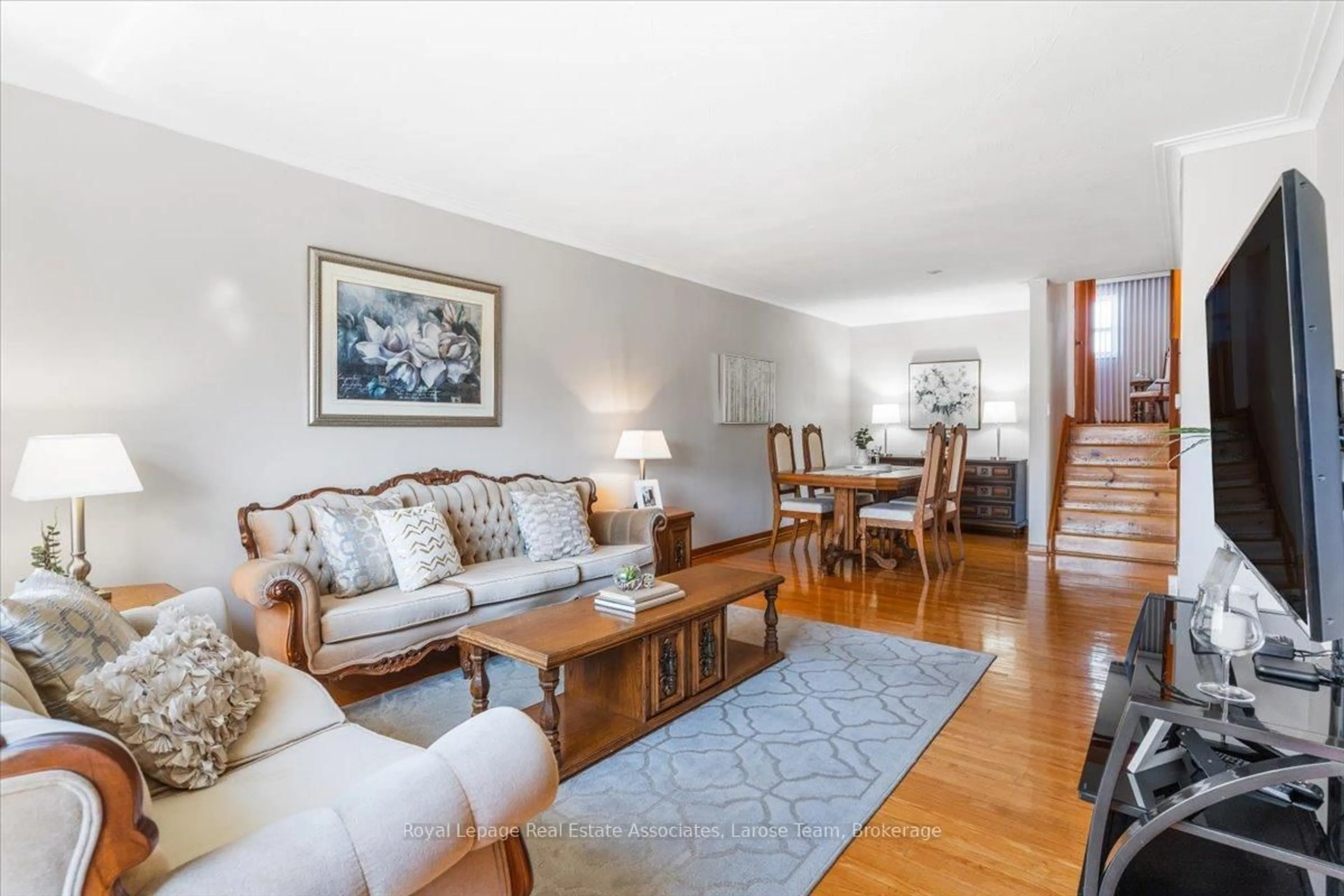 Living room with furniture, unknown for 510 Ettridge Crt, Mississauga Ontario L5G 1W6