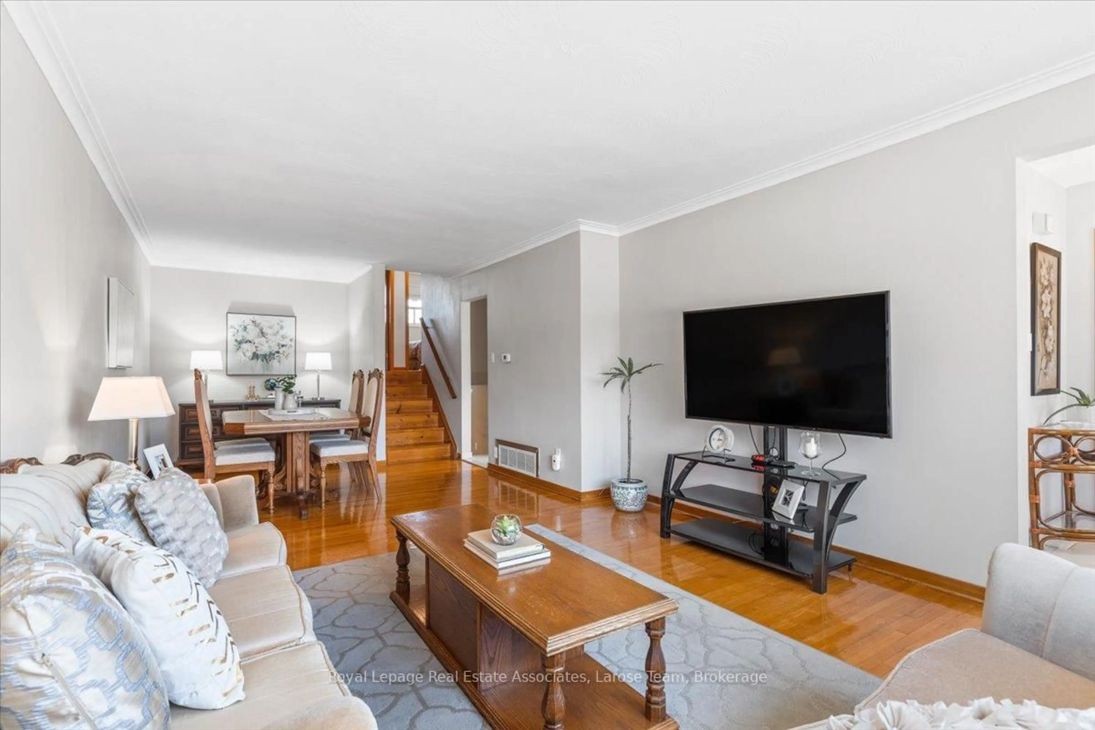 Living room with furniture, wood/laminate floor for 510 Ettridge Crt, Mississauga Ontario L5G 1W6