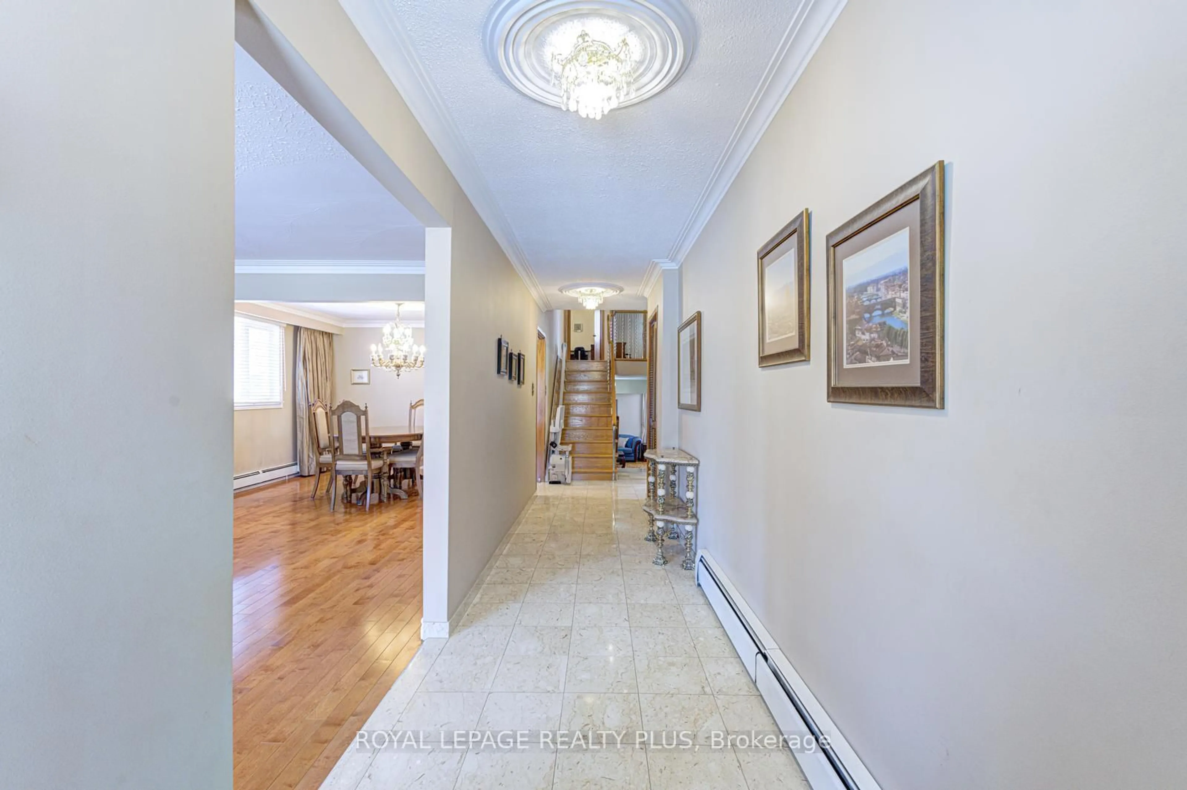Indoor foyer for 11 Ranwood Dr, Toronto Ontario M9N 3E8
