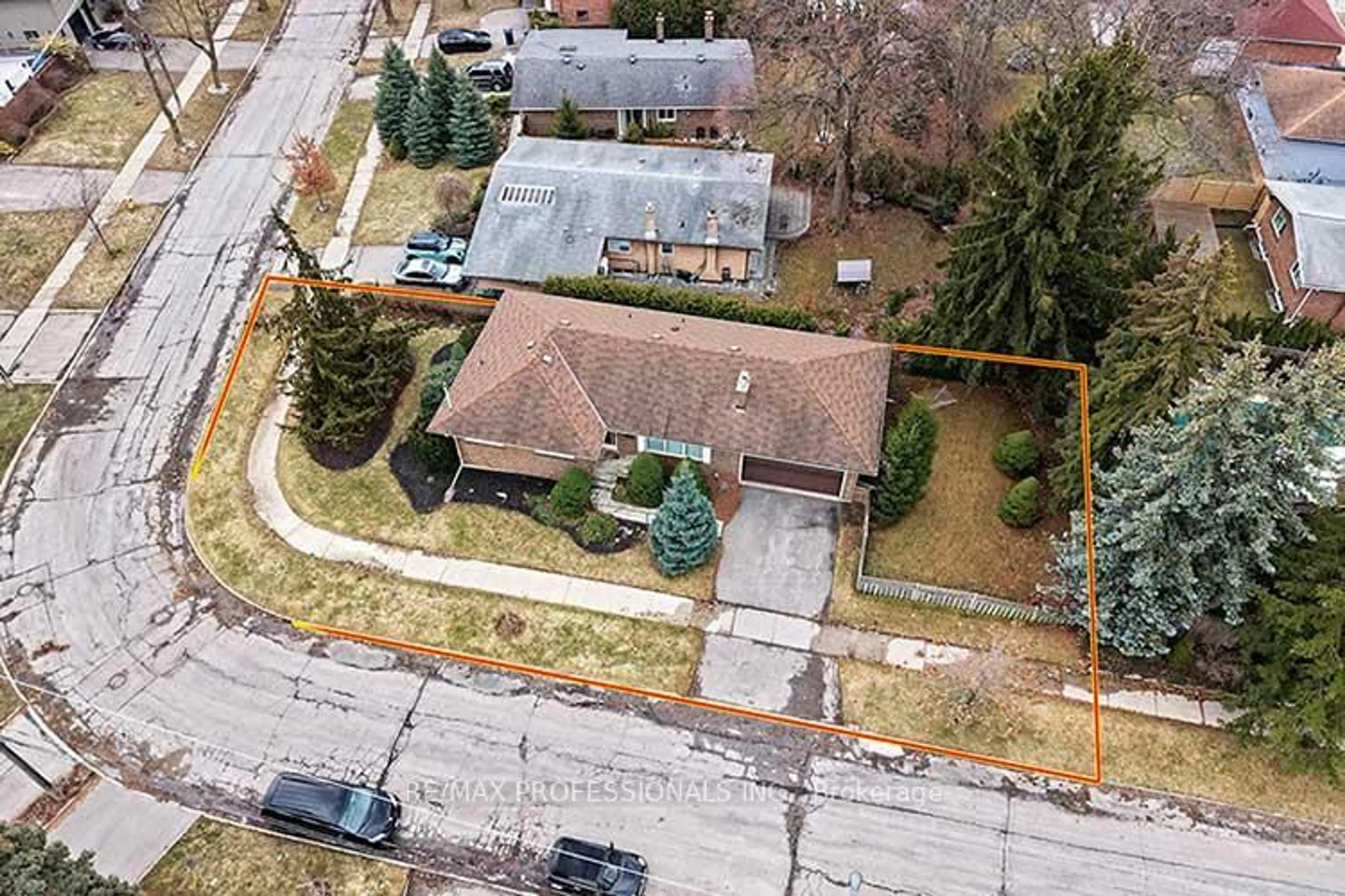 A pic from outside/outdoor area/front of a property/back of a property/a pic from drone, street for 40 Sedgebrook Cres, Toronto Ontario M9B 2X1