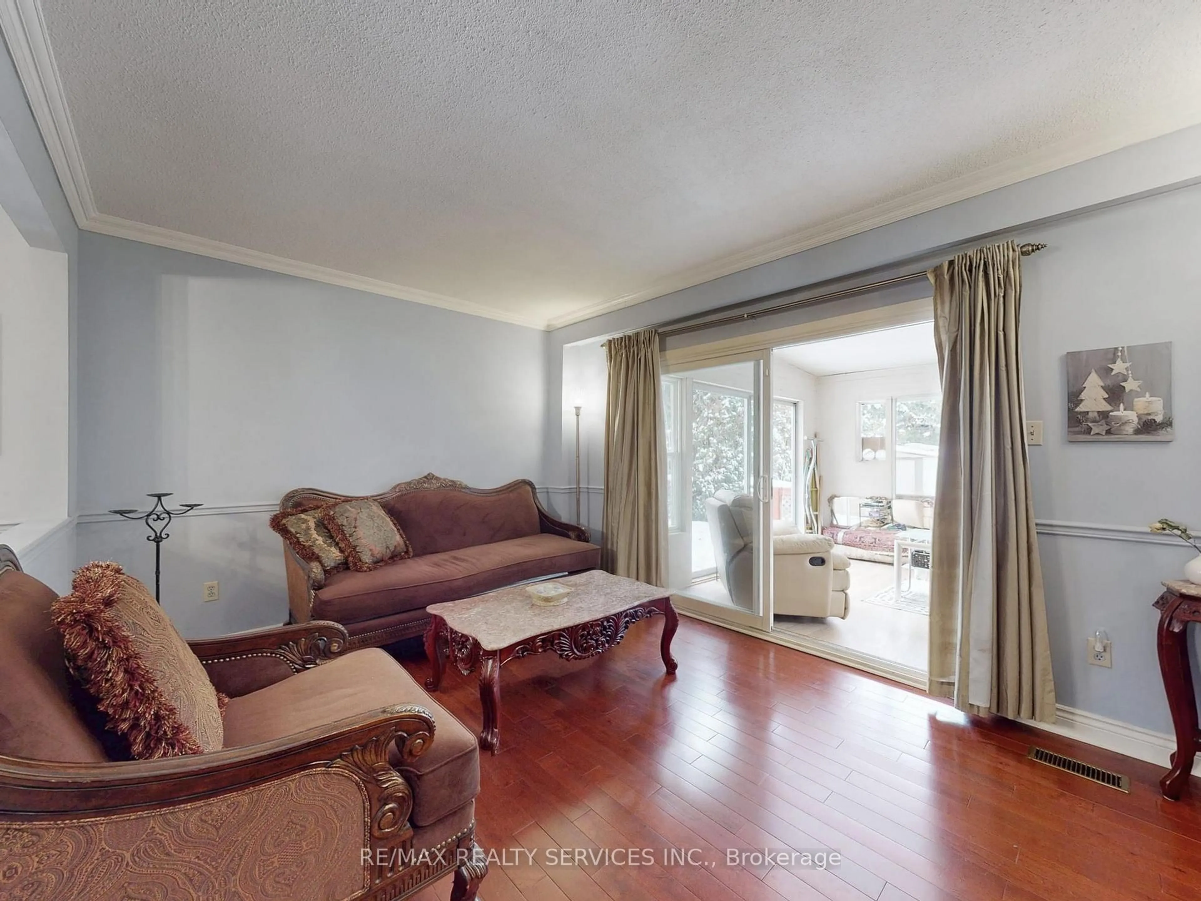 Living room with furniture, wood/laminate floor for 9 Malabar Cres, Brampton Ontario L6S 3X6