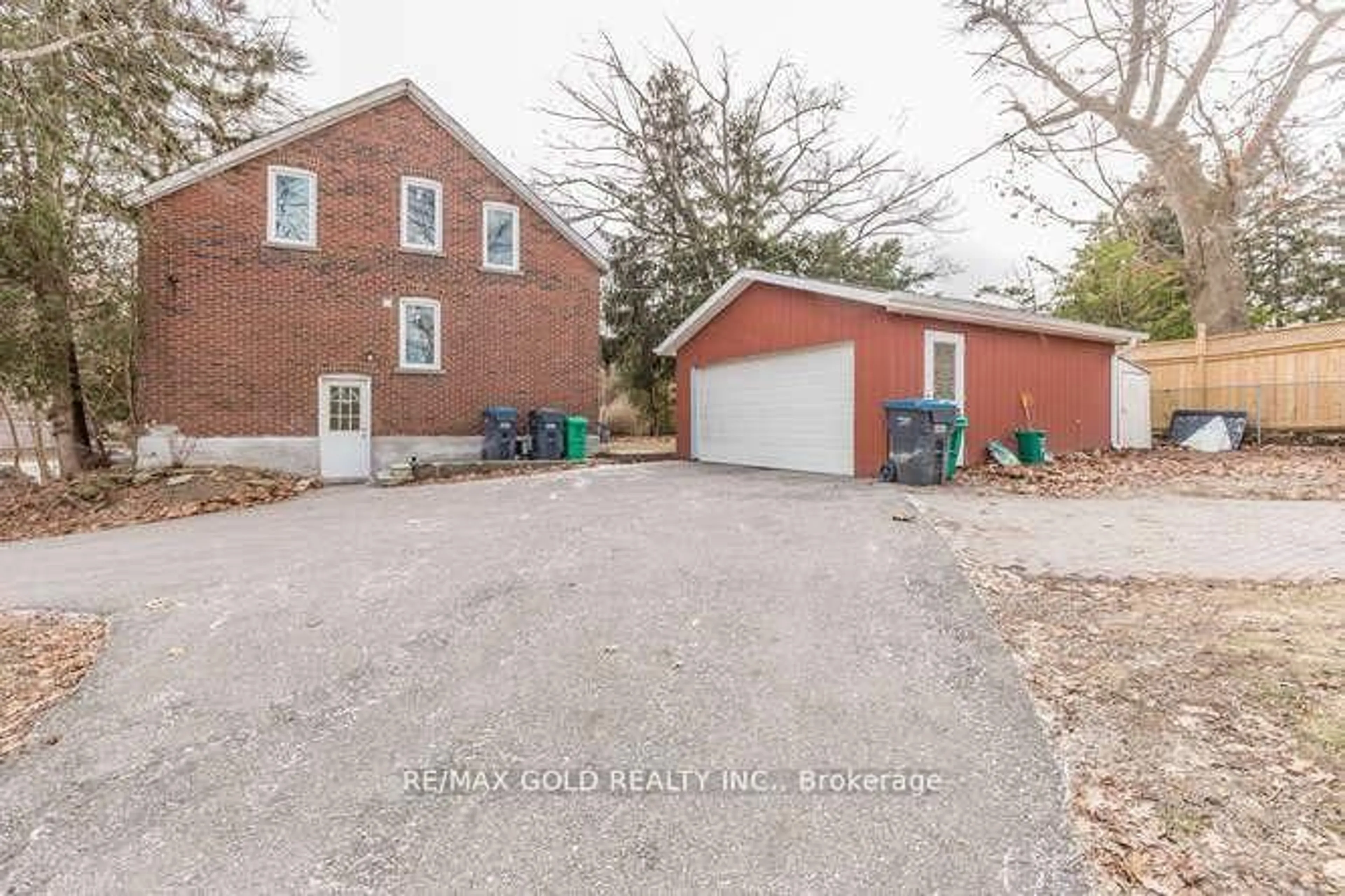 A pic from outside/outdoor area/front of a property/back of a property/a pic from drone, street for 961 Lakeshore Rd, Mississauga Ontario L5H 1H8