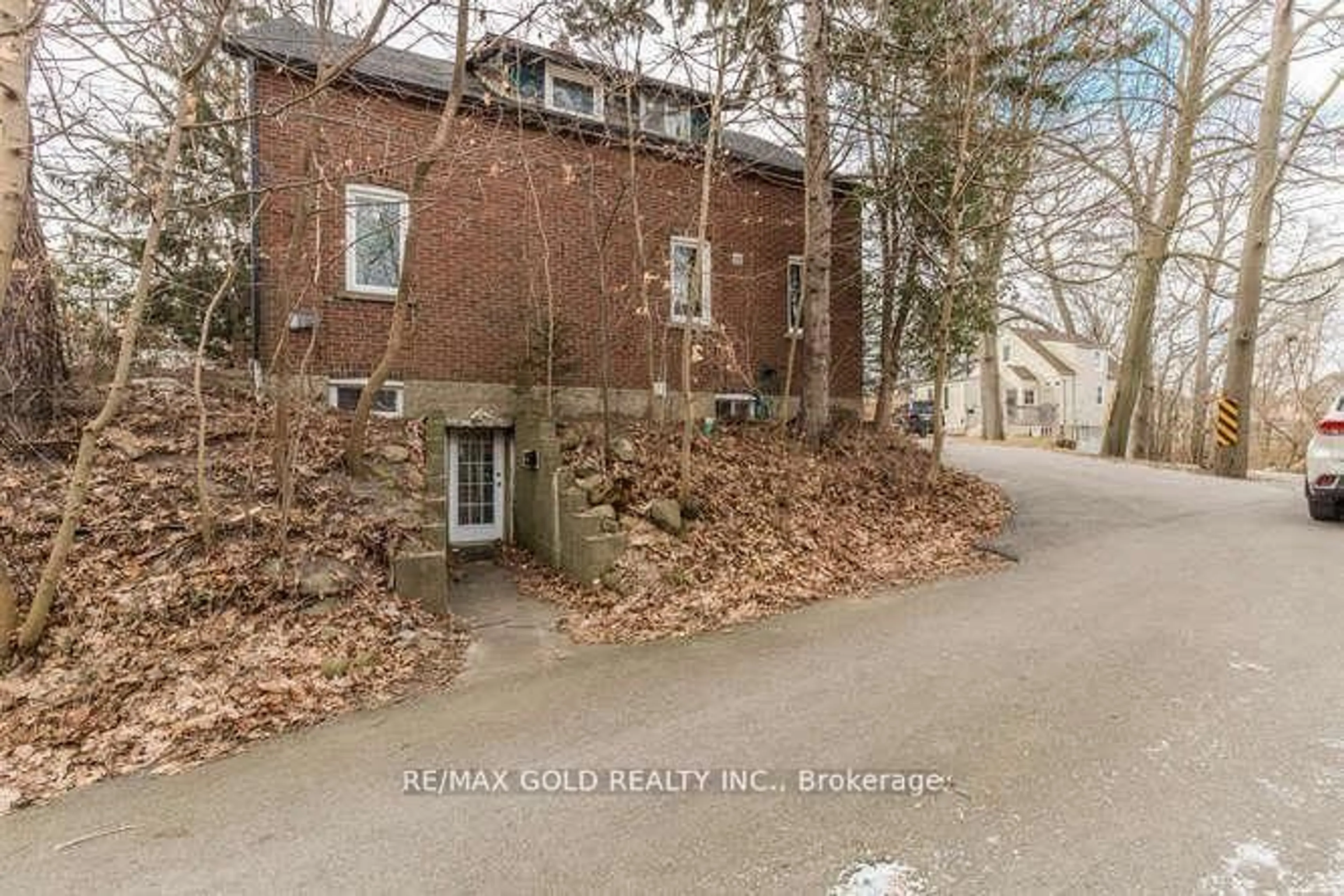 A pic from outside/outdoor area/front of a property/back of a property/a pic from drone, street for 961 Lakeshore Rd, Mississauga Ontario L5H 1H8