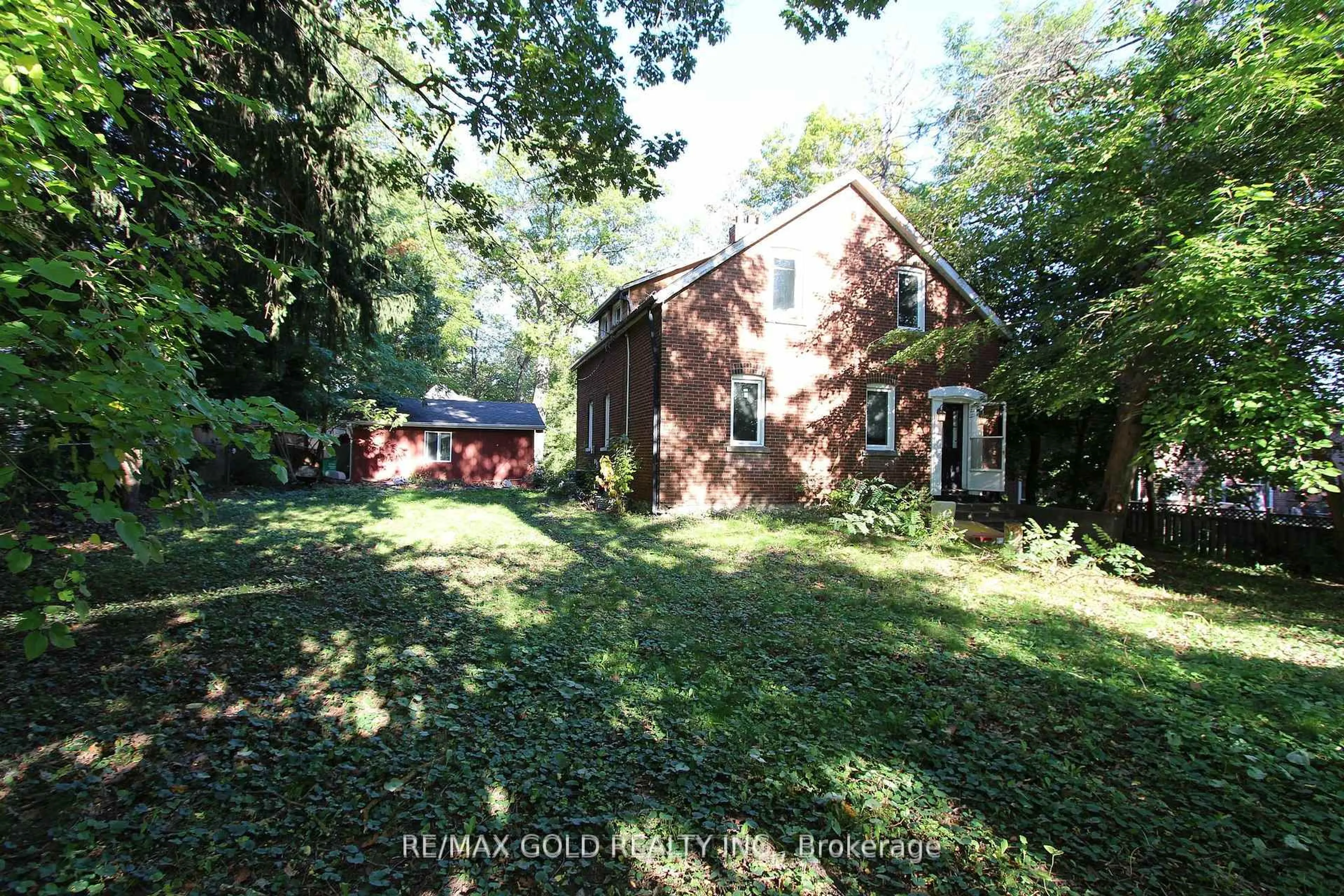 A pic from outside/outdoor area/front of a property/back of a property/a pic from drone, street for 961 Lakeshore Rd, Mississauga Ontario L5H 1H8