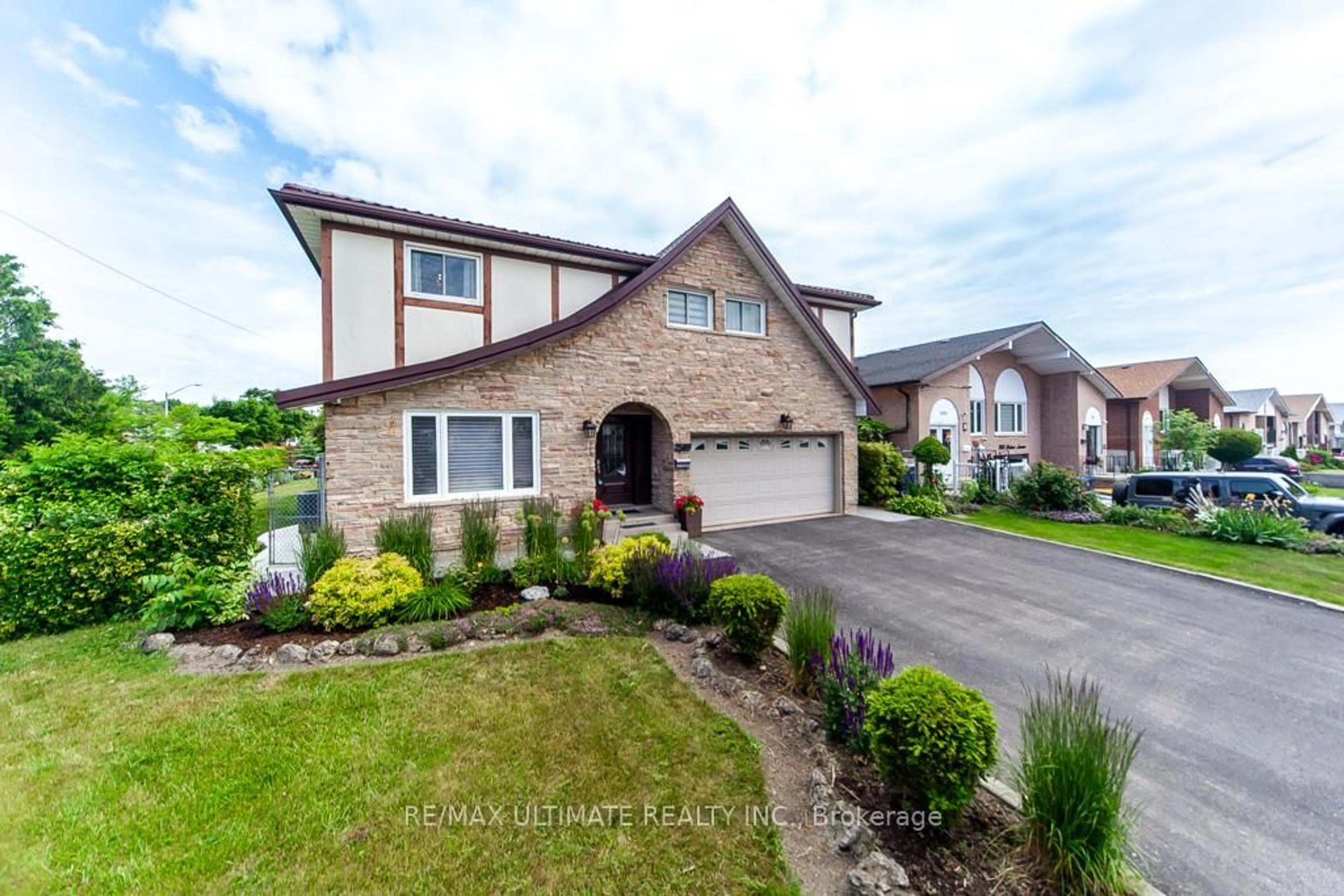 Home with brick exterior material, street for 2589 Trident Ave, Mississauga Ontario L5B 2L3