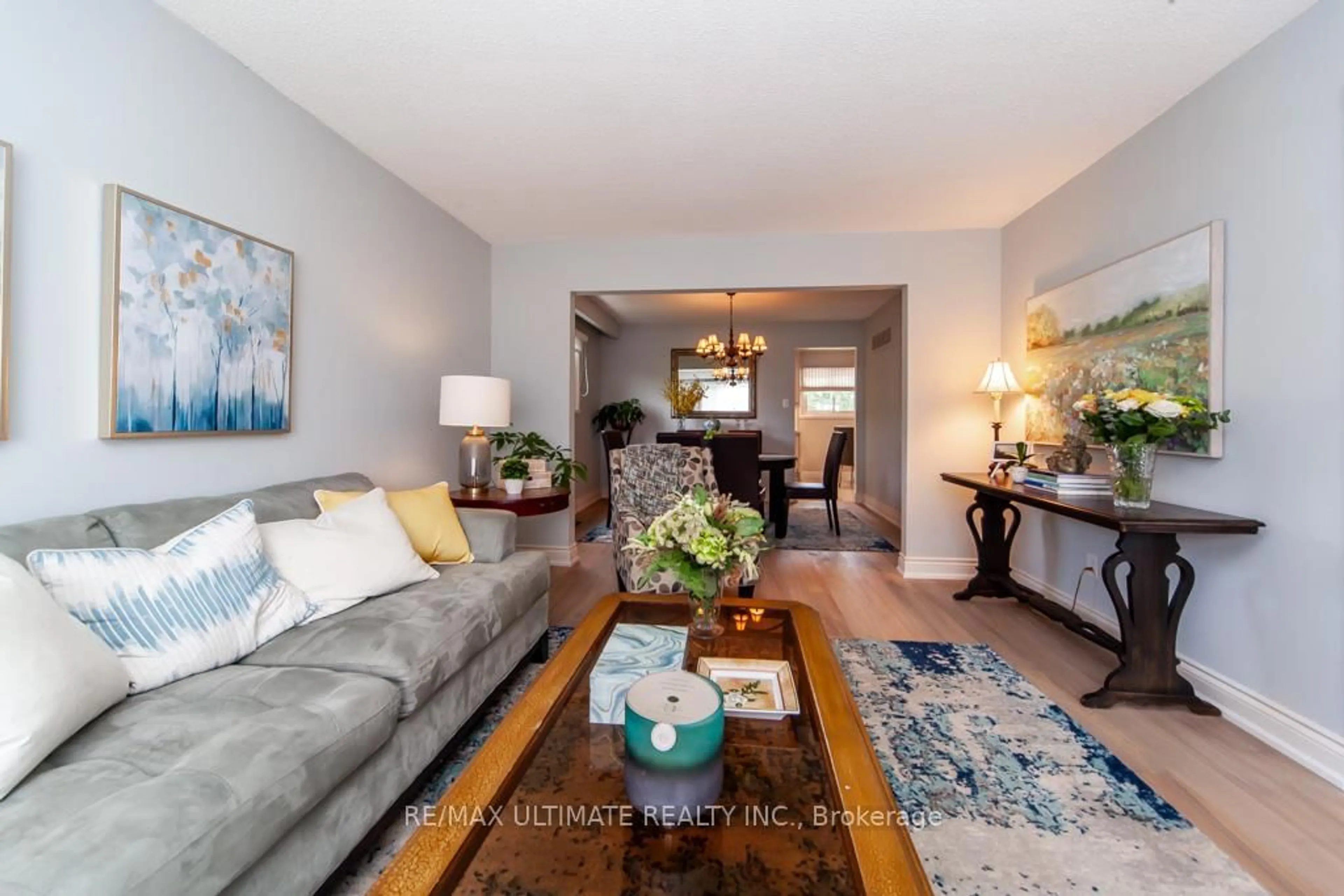 Living room with furniture, unknown for 2589 Trident Ave, Mississauga Ontario L5B 2L3