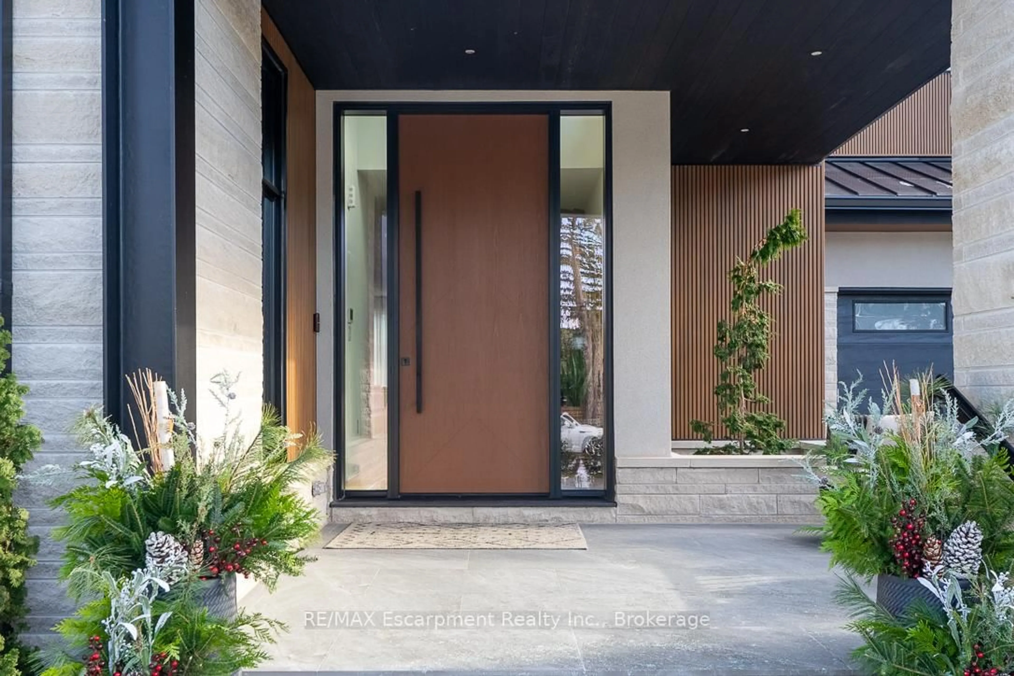 Indoor entryway for 540 Patricia Dr, Oakville Ontario L6K 1M2