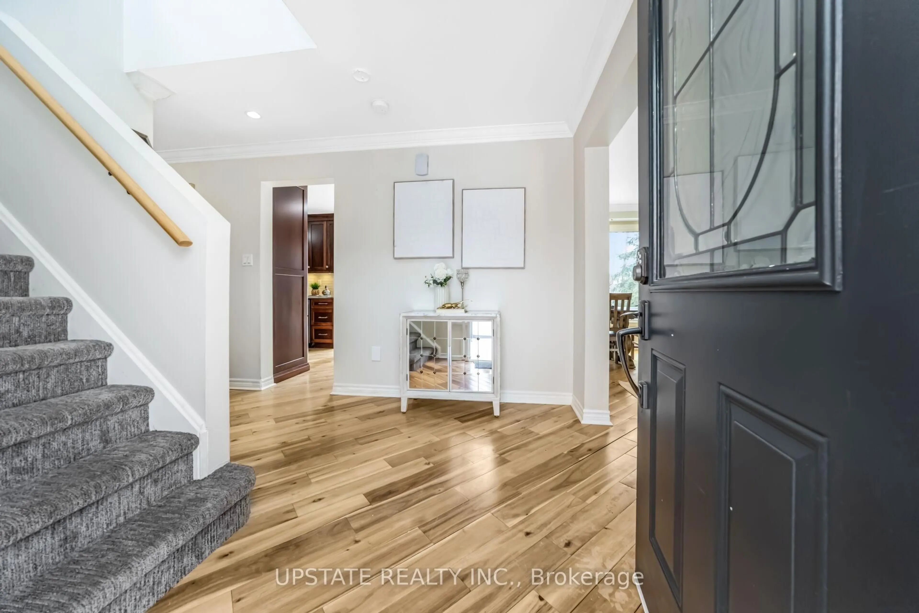 Indoor entryway for 7 Birchway Pl, Halton Hills Ontario L7J 2X4