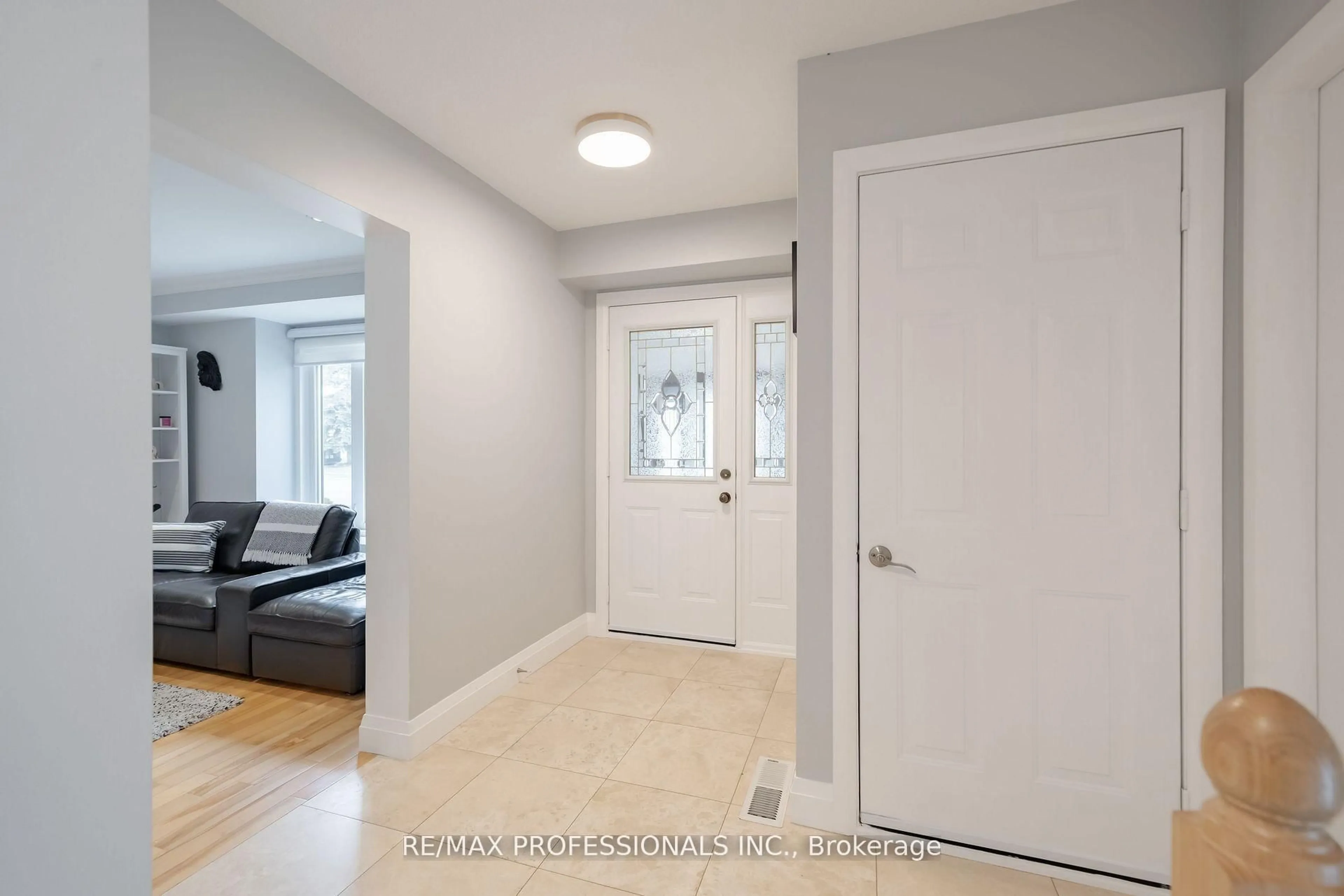 Indoor entryway for 4199 Gayling Gdns, Mississauga Ontario L5L 1Z8