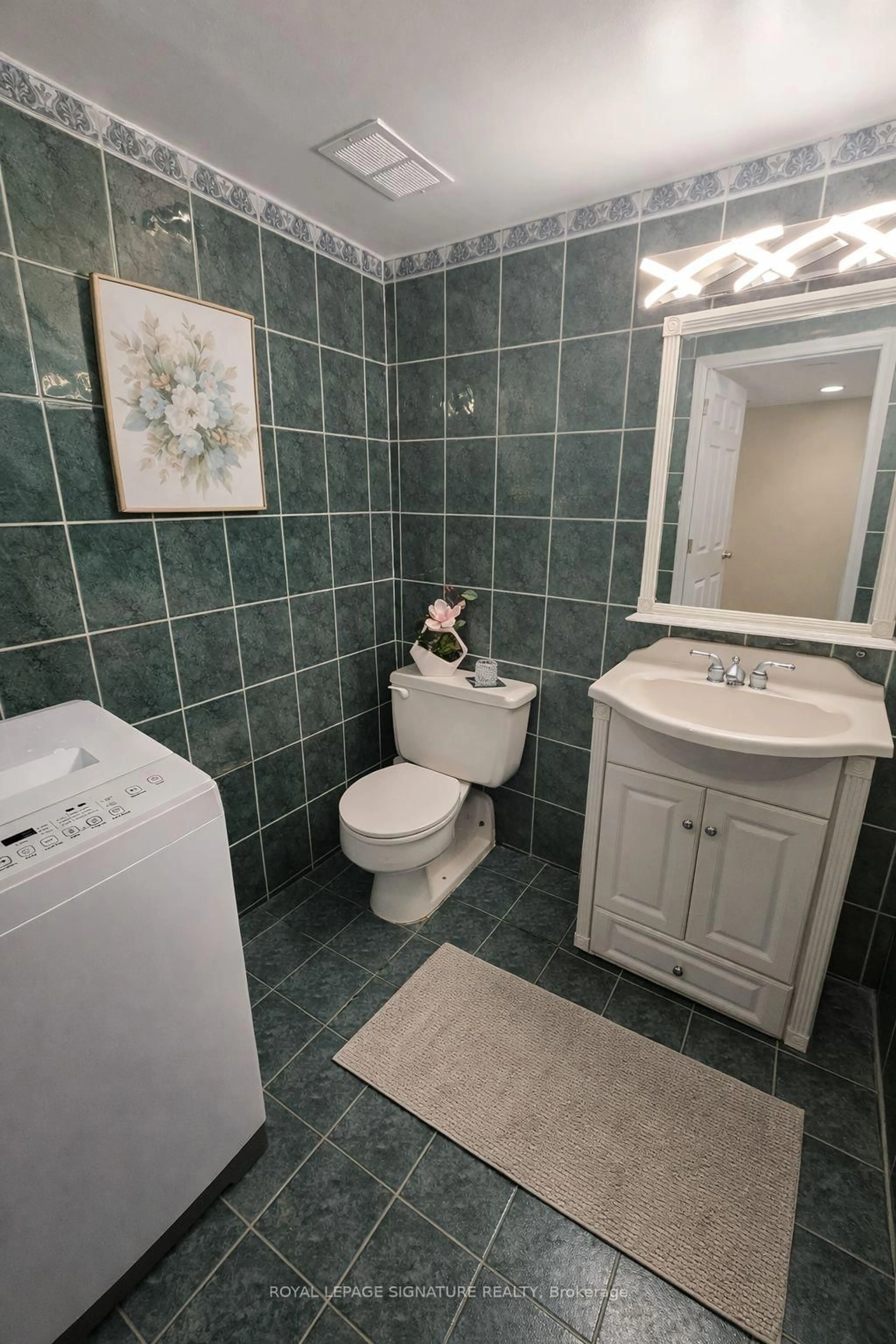 Standard bathroom, ceramic/tile floor for 11 Wincott Dr #705, Toronto Ontario M9R 2R9