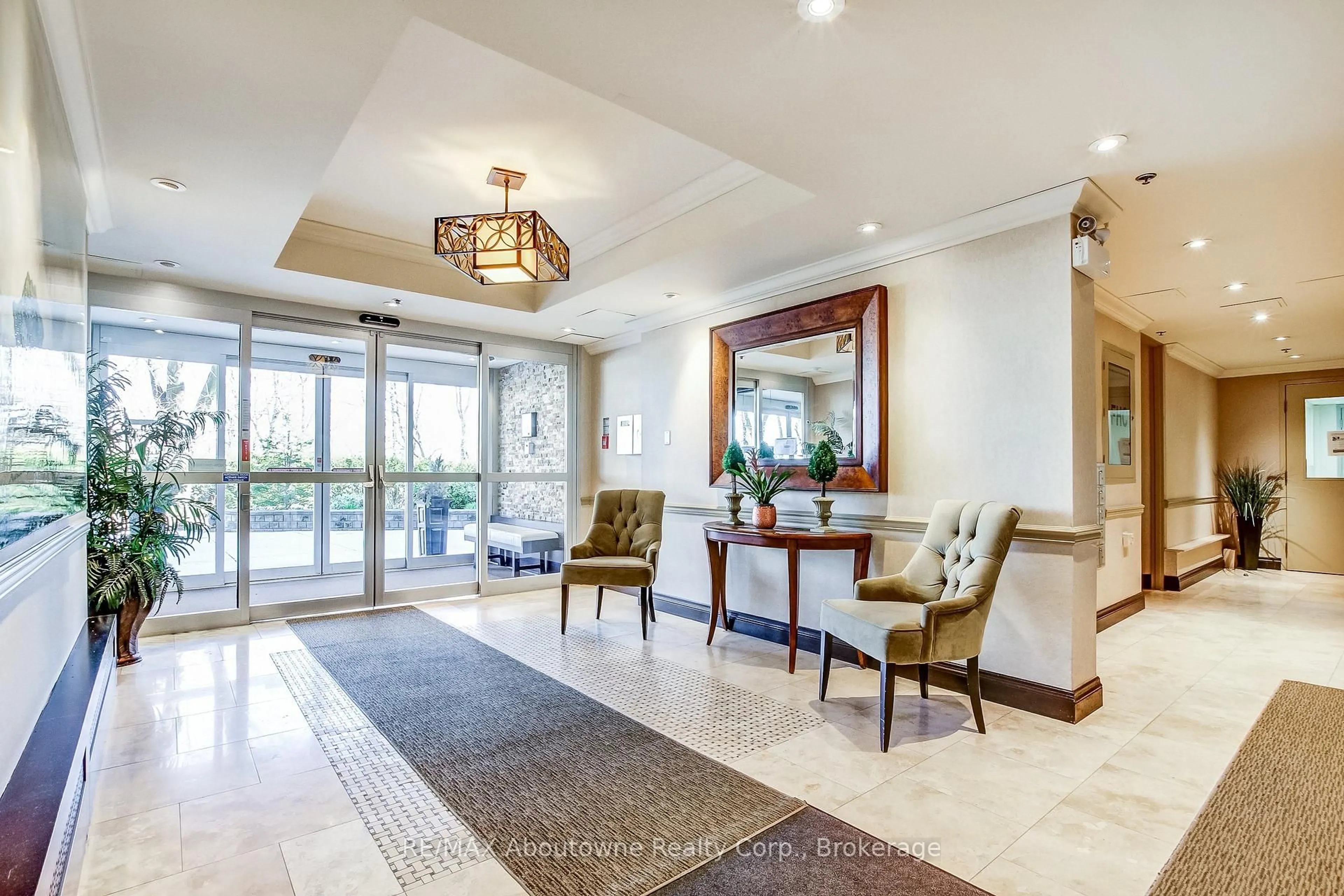 Indoor foyer for 212 Kerr St #401, Oakville Ontario L6K 3B1