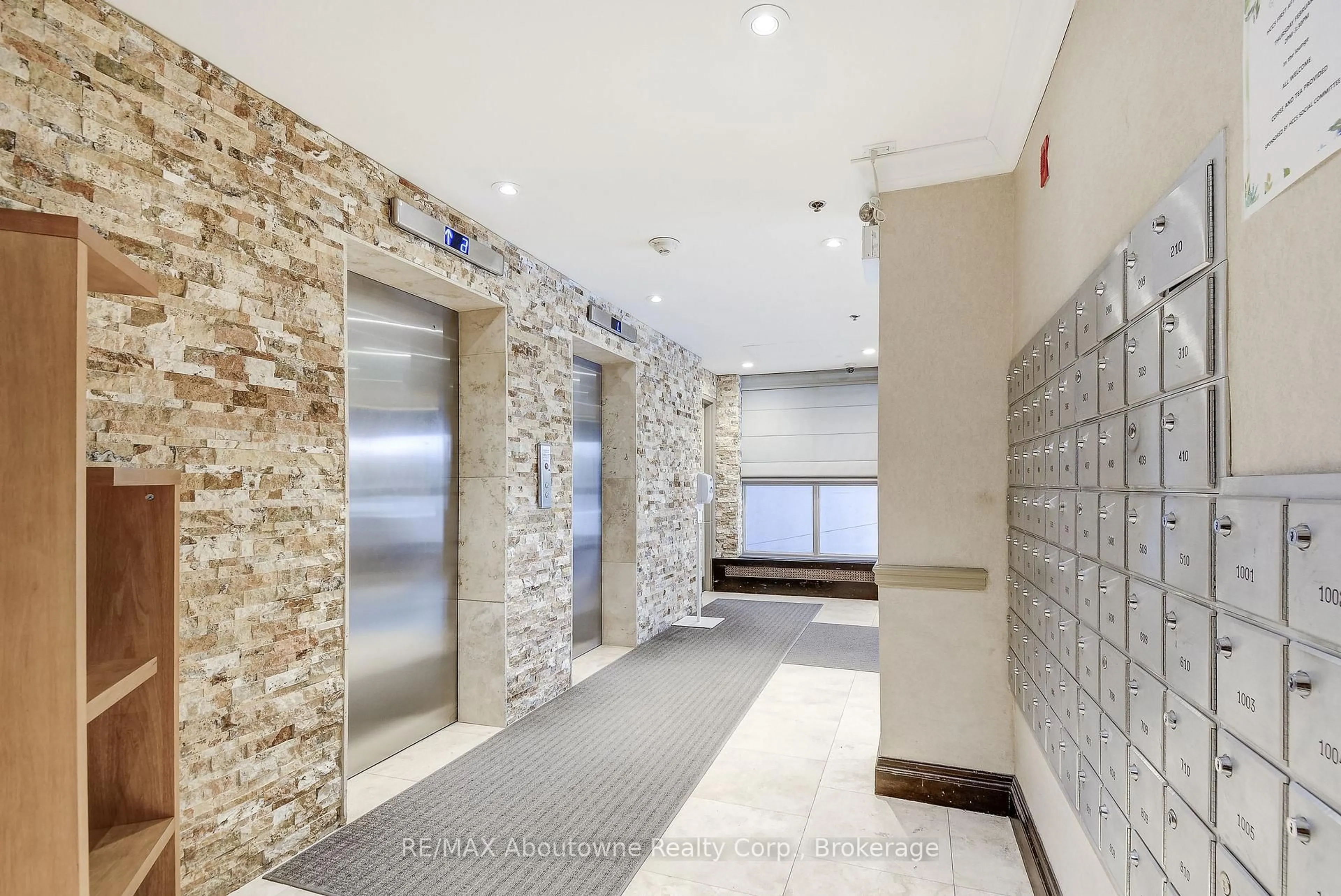 Indoor foyer for 212 Kerr St #401, Oakville Ontario L6K 3B1