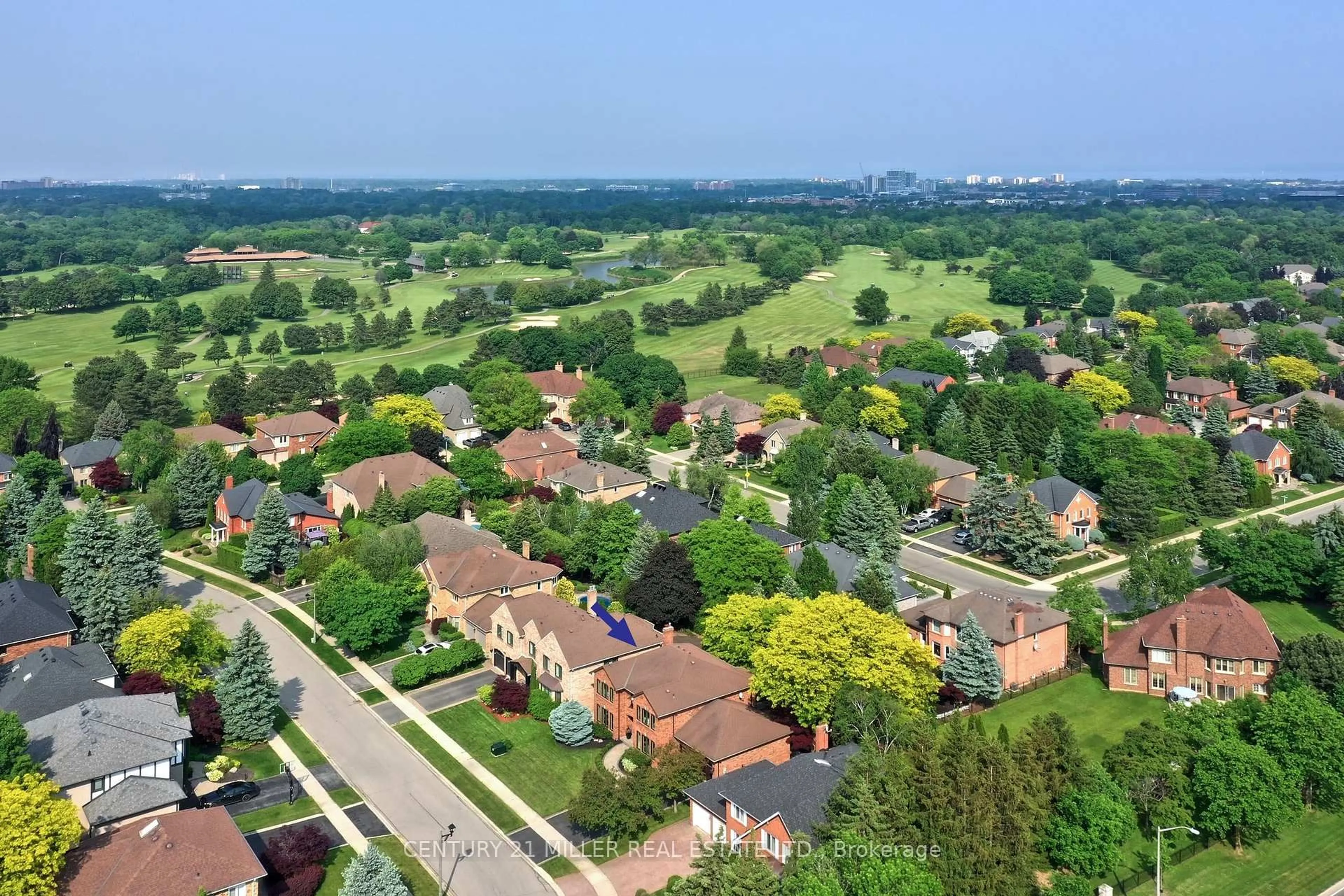 A pic from outside/outdoor area/front of a property/back of a property/a pic from drone, city buildings view from balcony for 1036 Masters Green, Oakville Ontario L6M 2N7