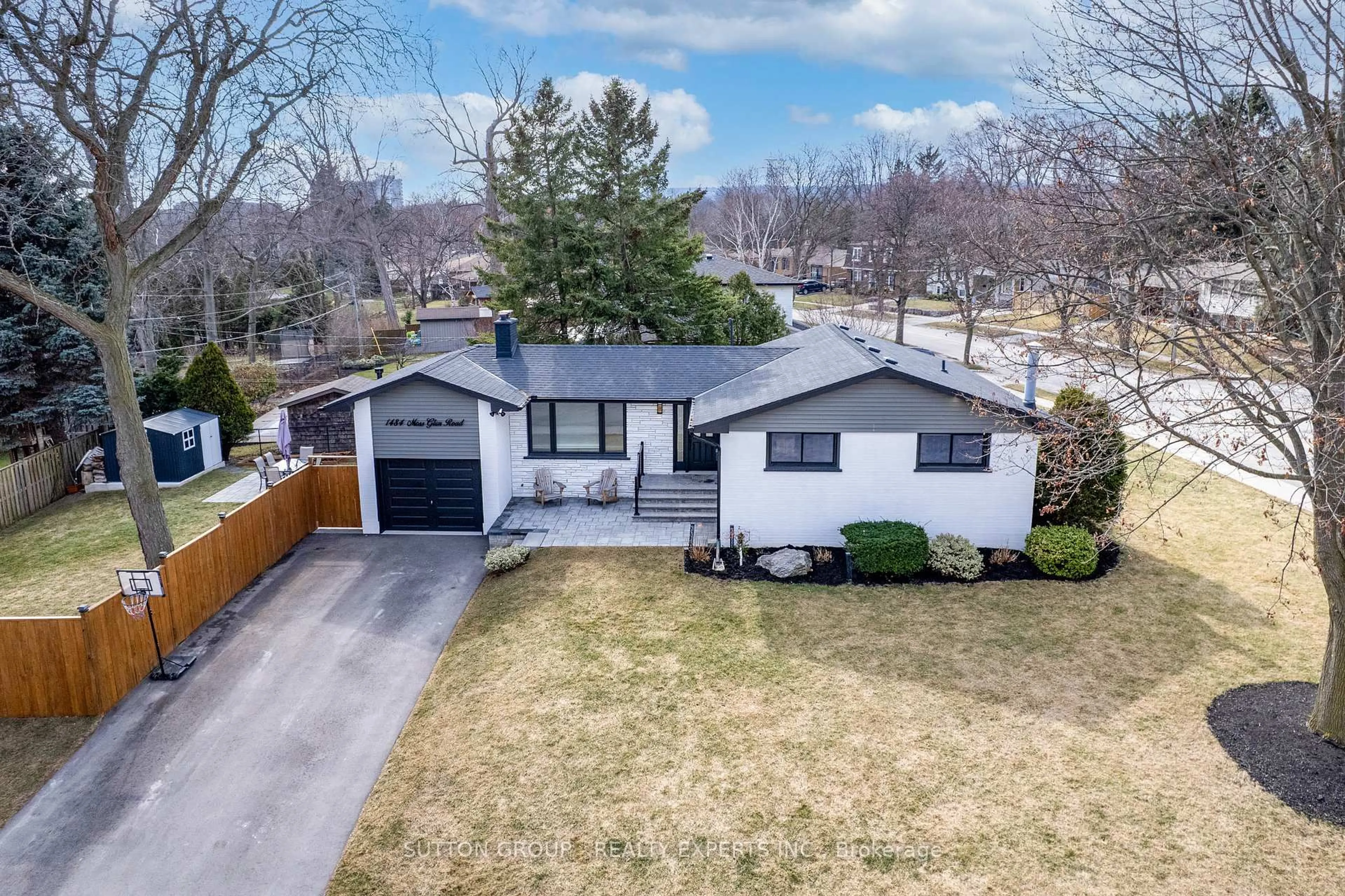 A pic from outside/outdoor area/front of a property/back of a property/a pic from drone, street for 1484 Moss Glen Rd, Burlington Ontario L7P 2C3