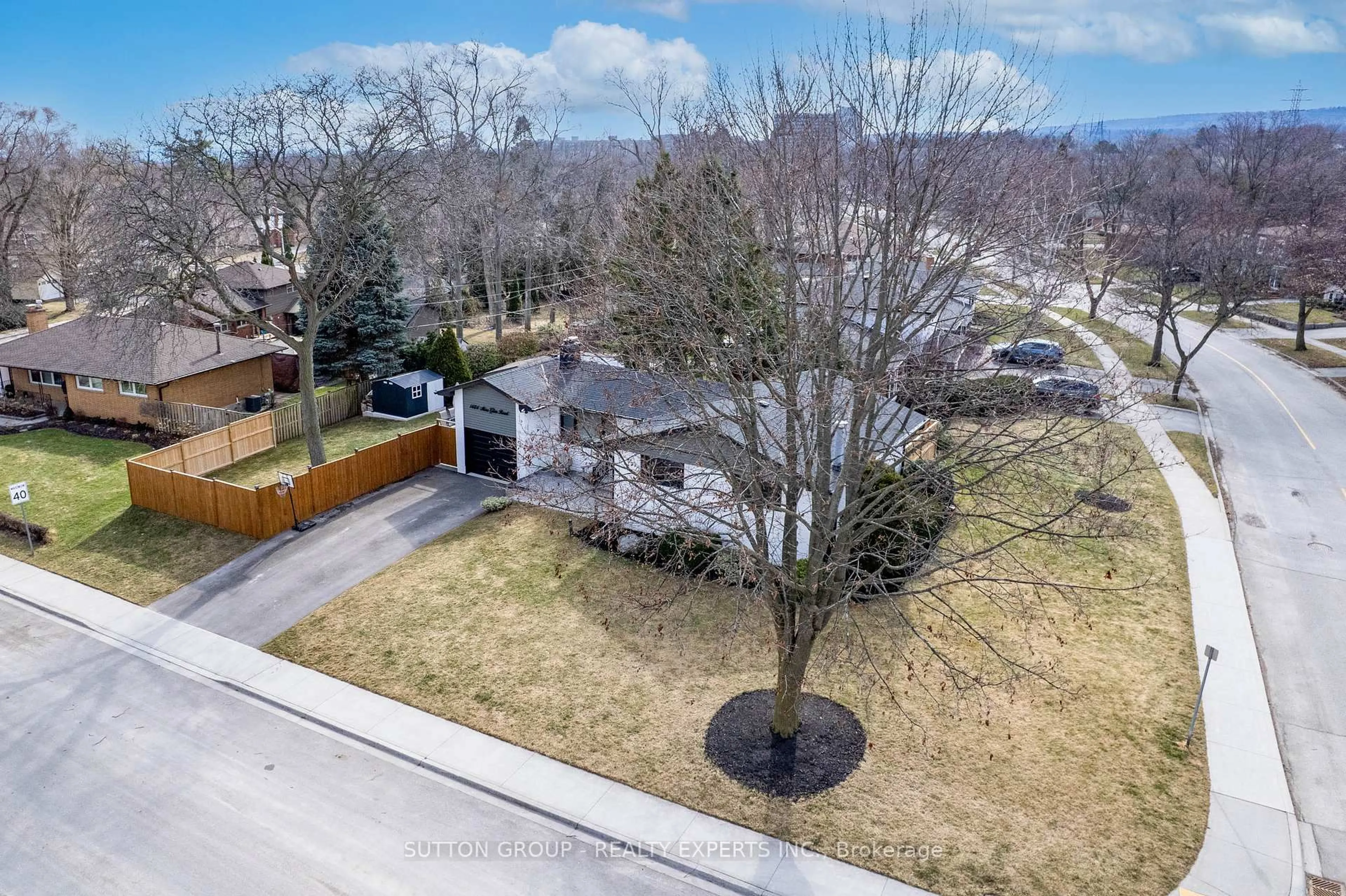 A pic from outside/outdoor area/front of a property/back of a property/a pic from drone, street for 1484 Moss Glen Rd, Burlington Ontario L7P 2C3
