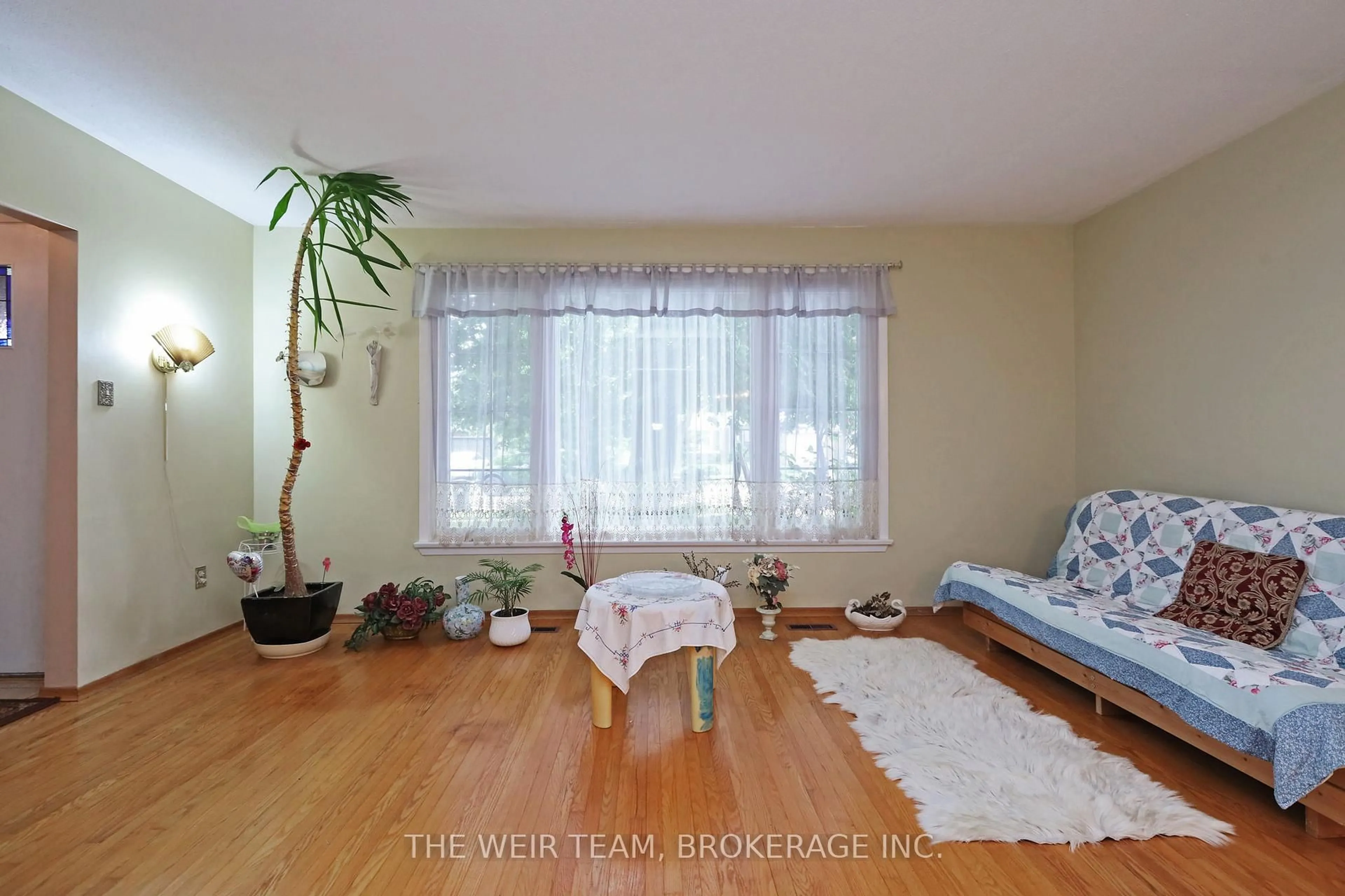 Living room with furniture, wood/laminate floor for 1577 Otterby Rd, Mississauga Ontario L4X 1W8