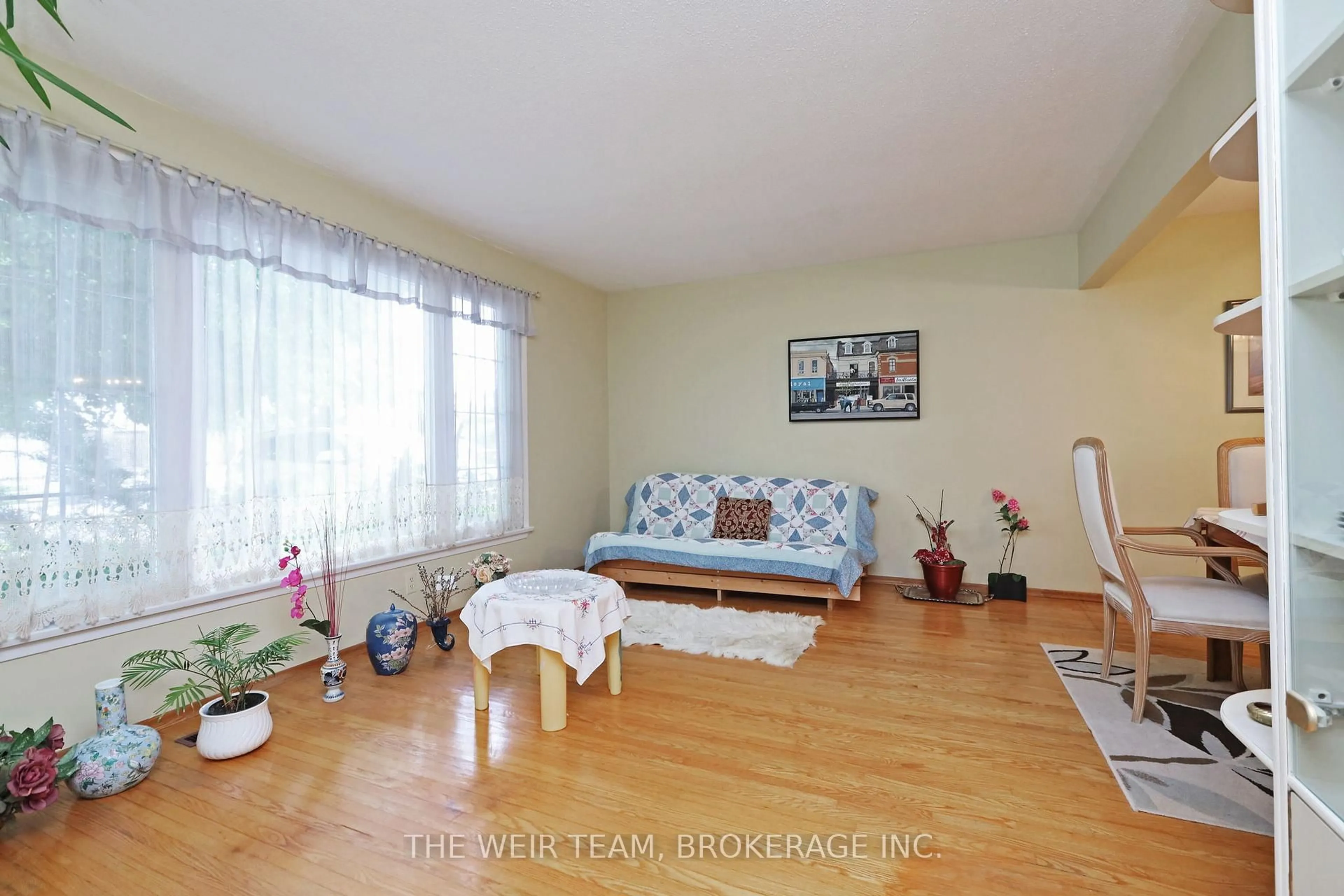 Living room with furniture, wood/laminate floor for 1577 Otterby Rd, Mississauga Ontario L4X 1W8