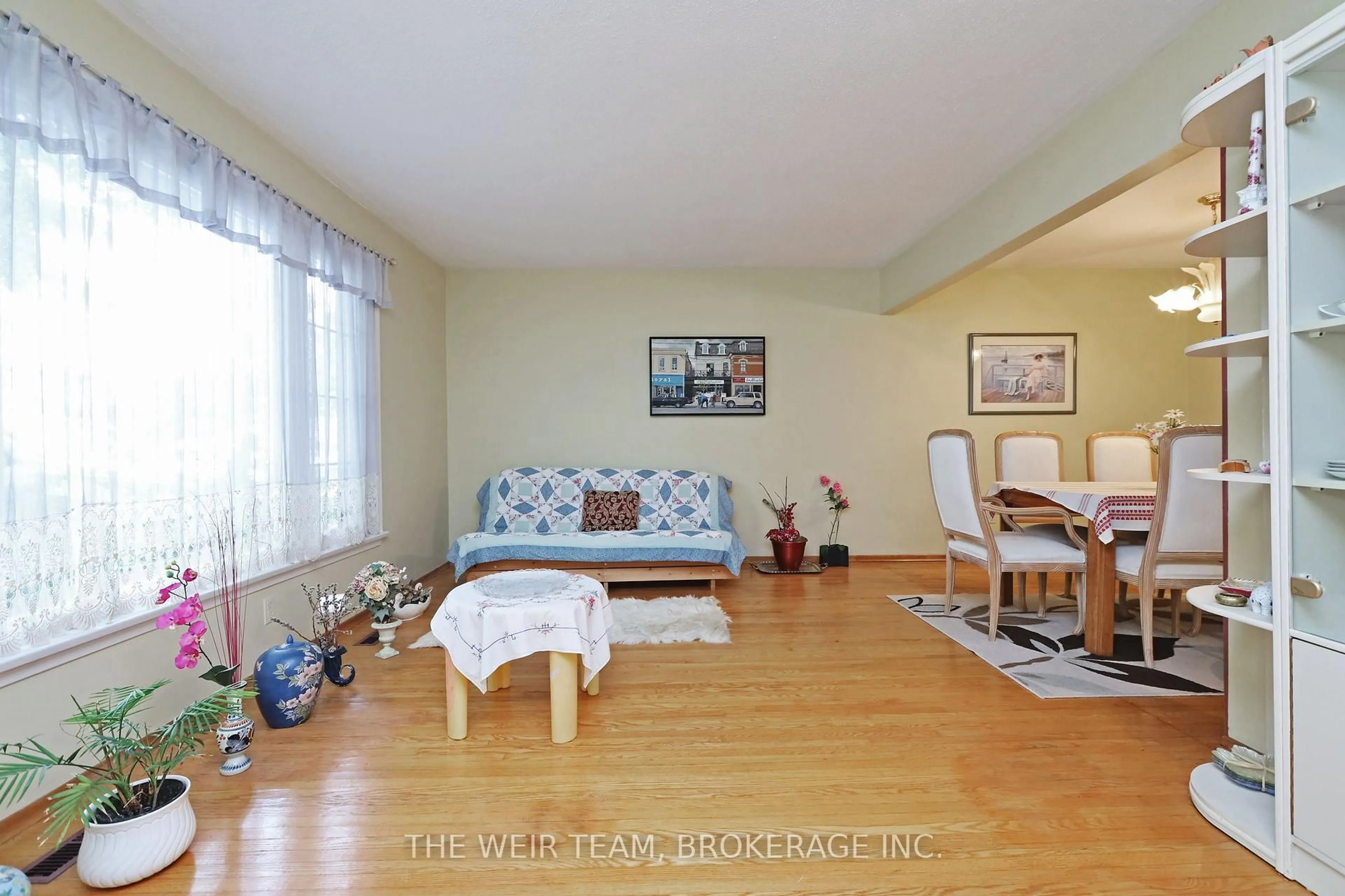 Living room with furniture, wood/laminate floor for 1577 Otterby Rd, Mississauga Ontario L4X 1W8