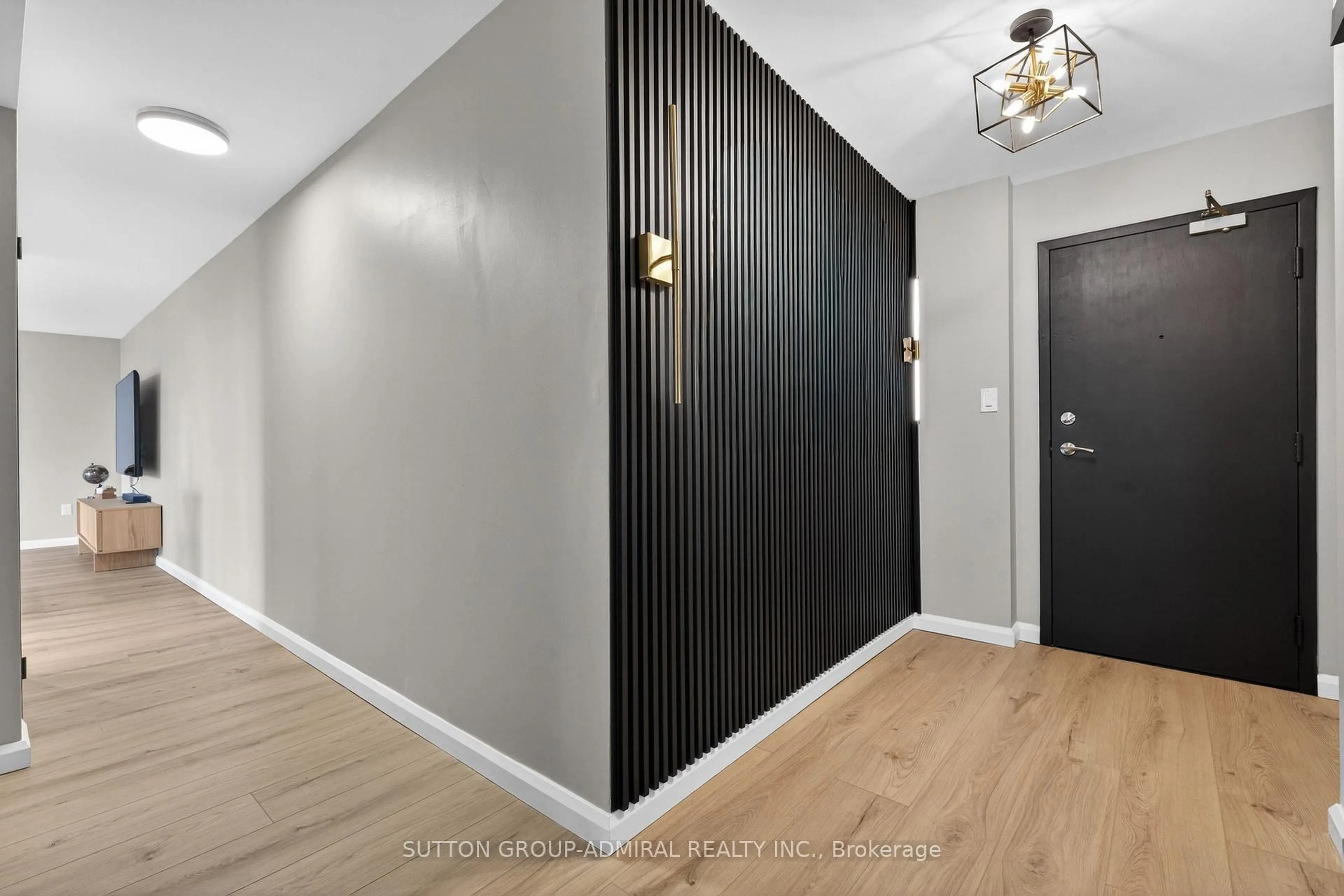 Indoor entryway for 350 Webb Dr #308, Mississauga Ontario L5B 3W4