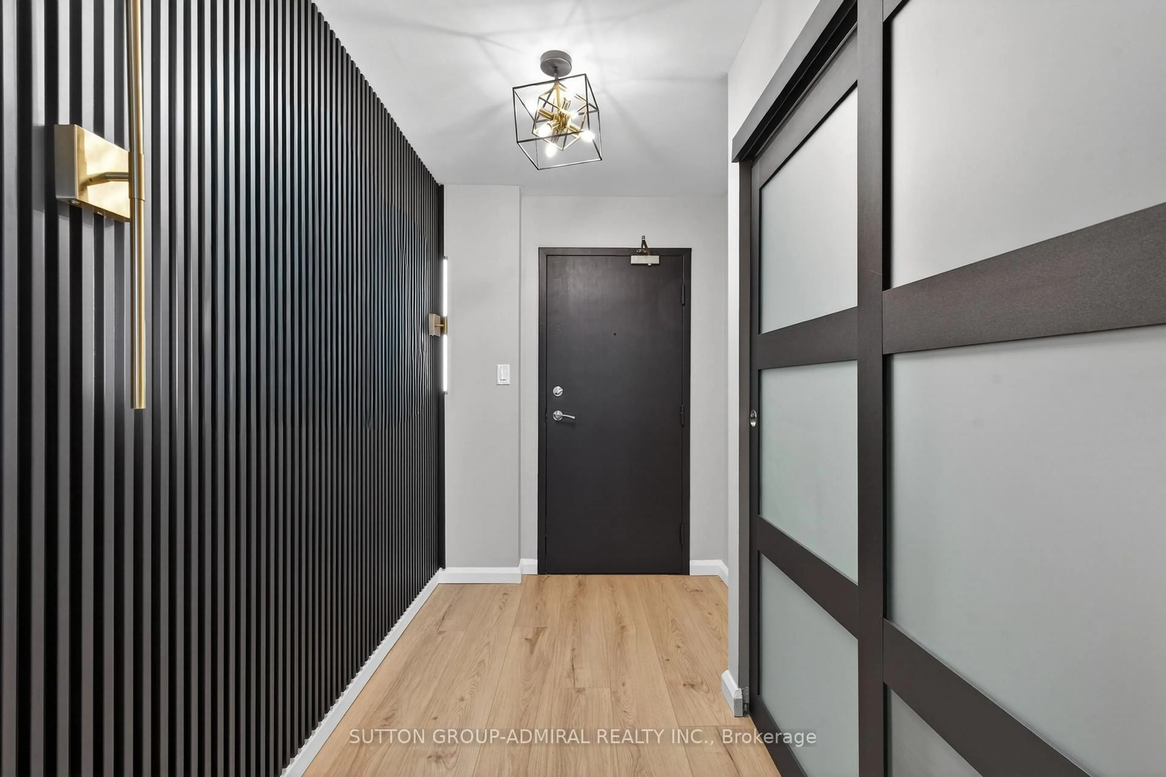 Indoor foyer for 350 Webb Dr #308, Mississauga Ontario L5B 3W4