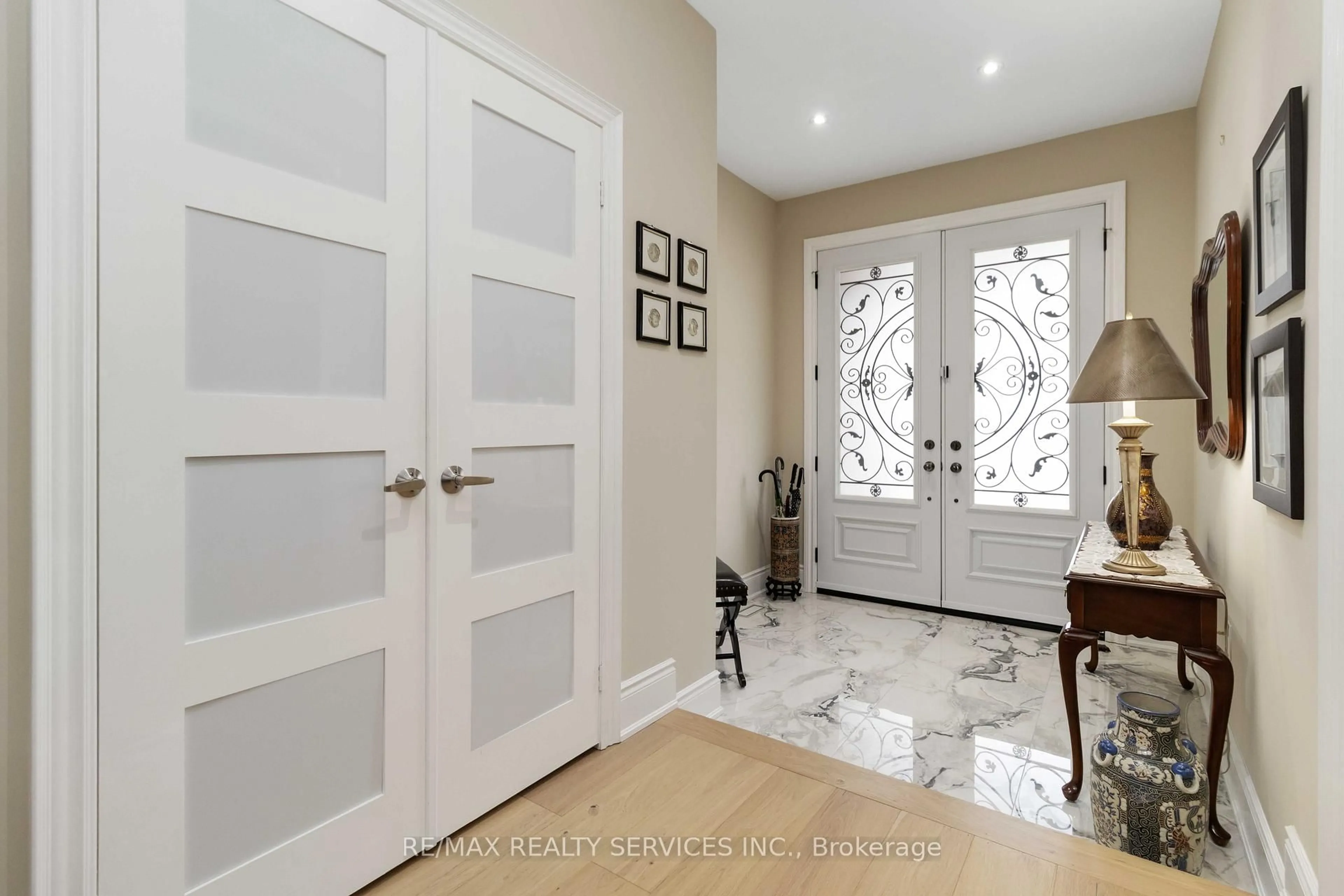 Indoor entryway for 15 Valleystream Circ, Brampton Ontario L6P 2E2