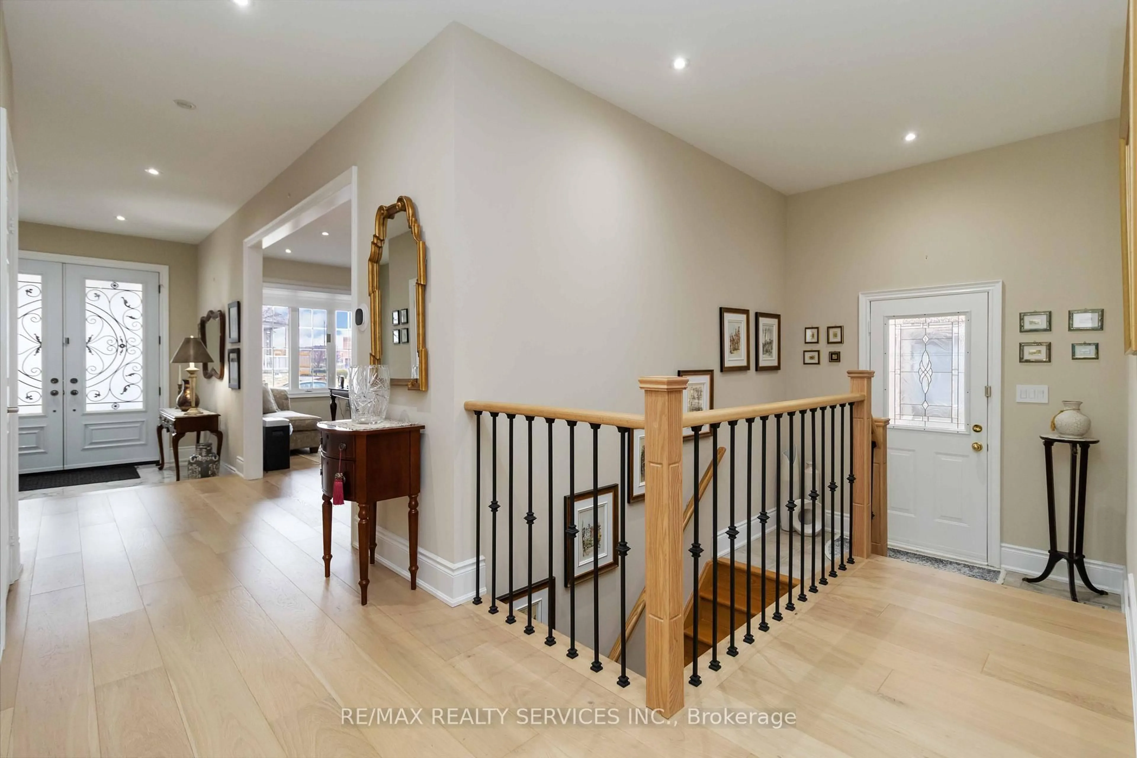 Indoor foyer for 15 Valleystream Circ, Brampton Ontario L6P 2E2