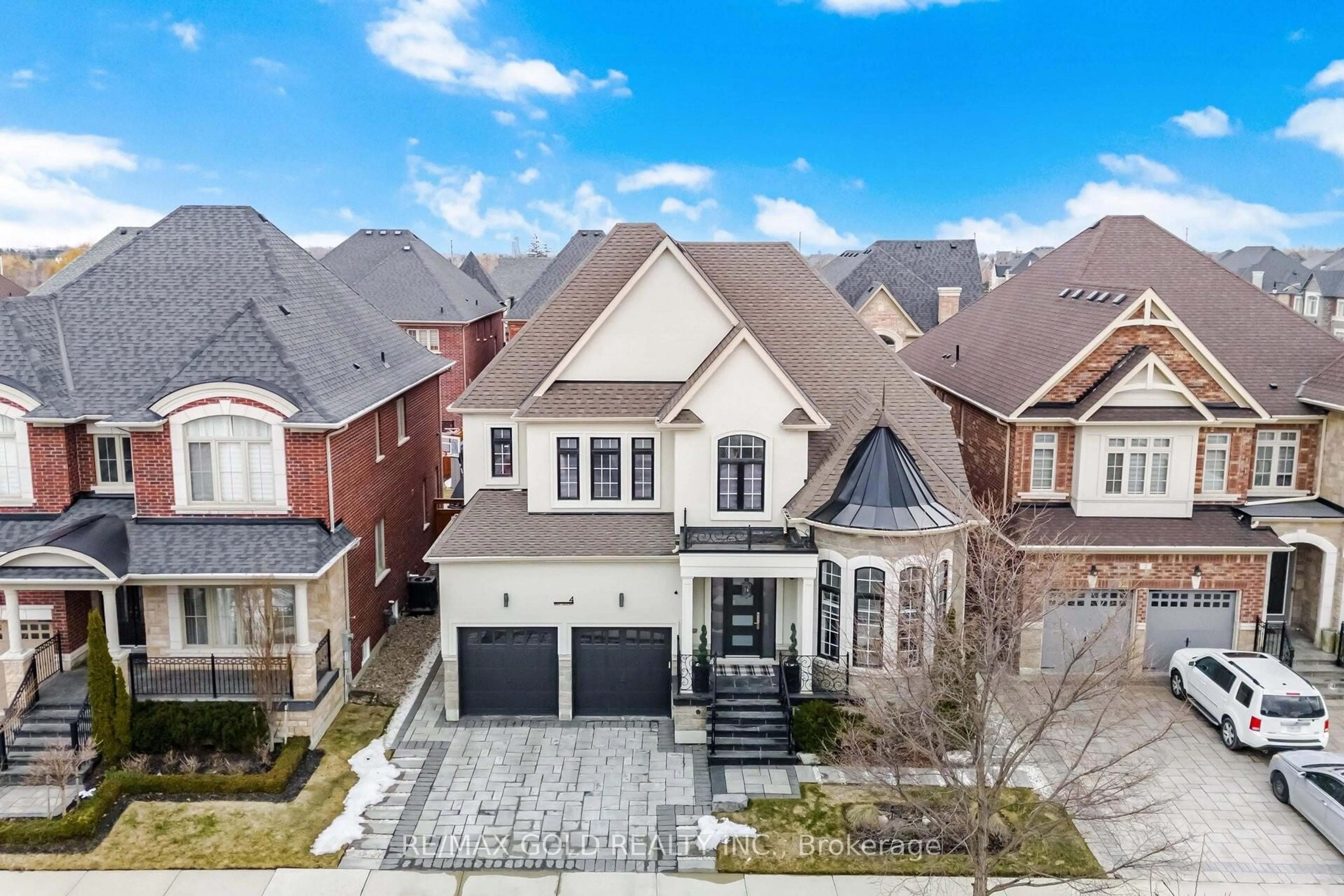 A pic from outside/outdoor area/front of a property/back of a property/a pic from drone, street for 4 Spain Cres, Brampton Ontario L6P 4G8