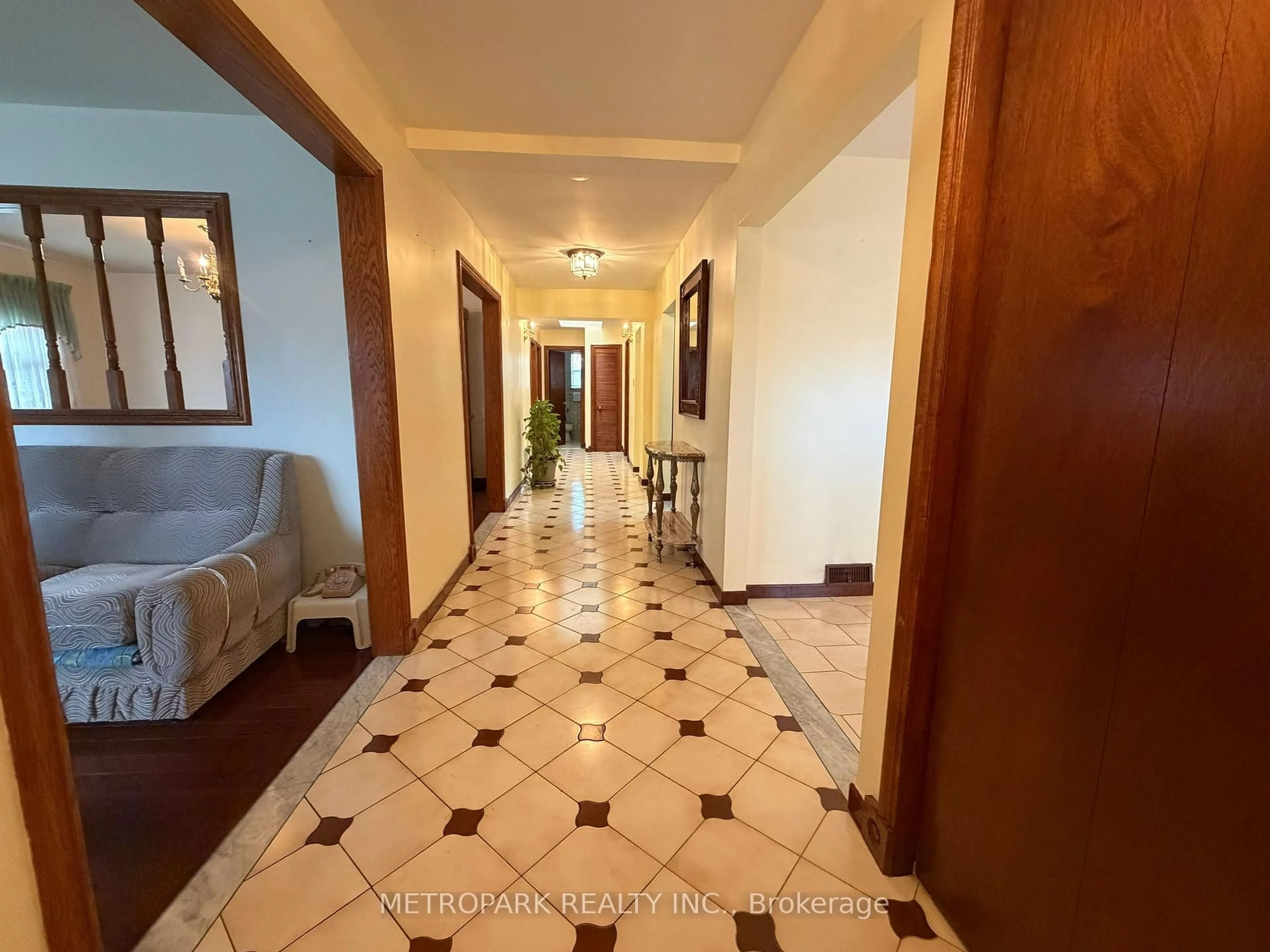 Indoor foyer for 67 William Cragg Dr, Toronto Ontario M3M 1V3