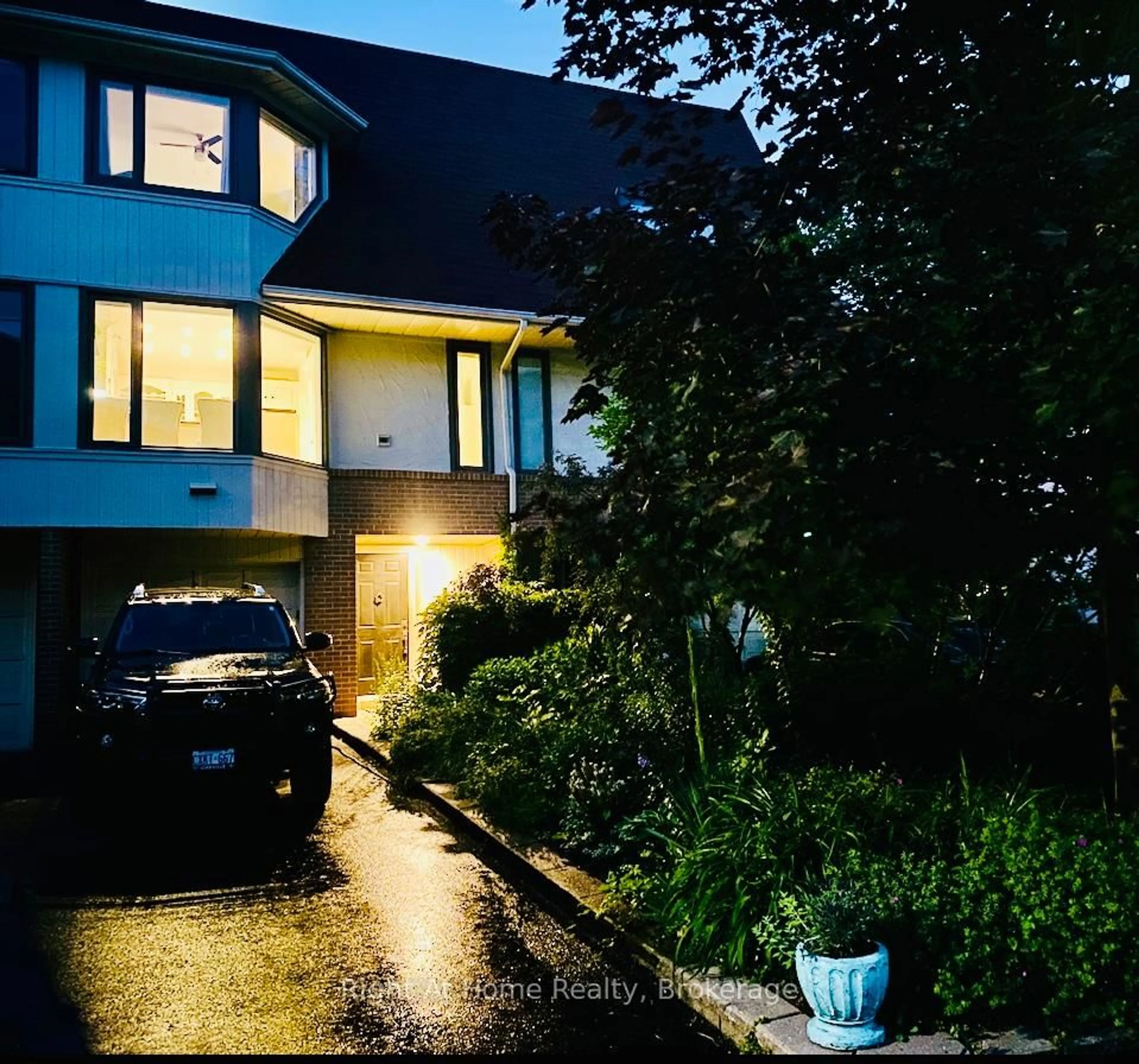 A pic from outside/outdoor area/front of a property/back of a property/a pic from drone, street for 109 Brant St, Oakville Ontario L6K 2Z7