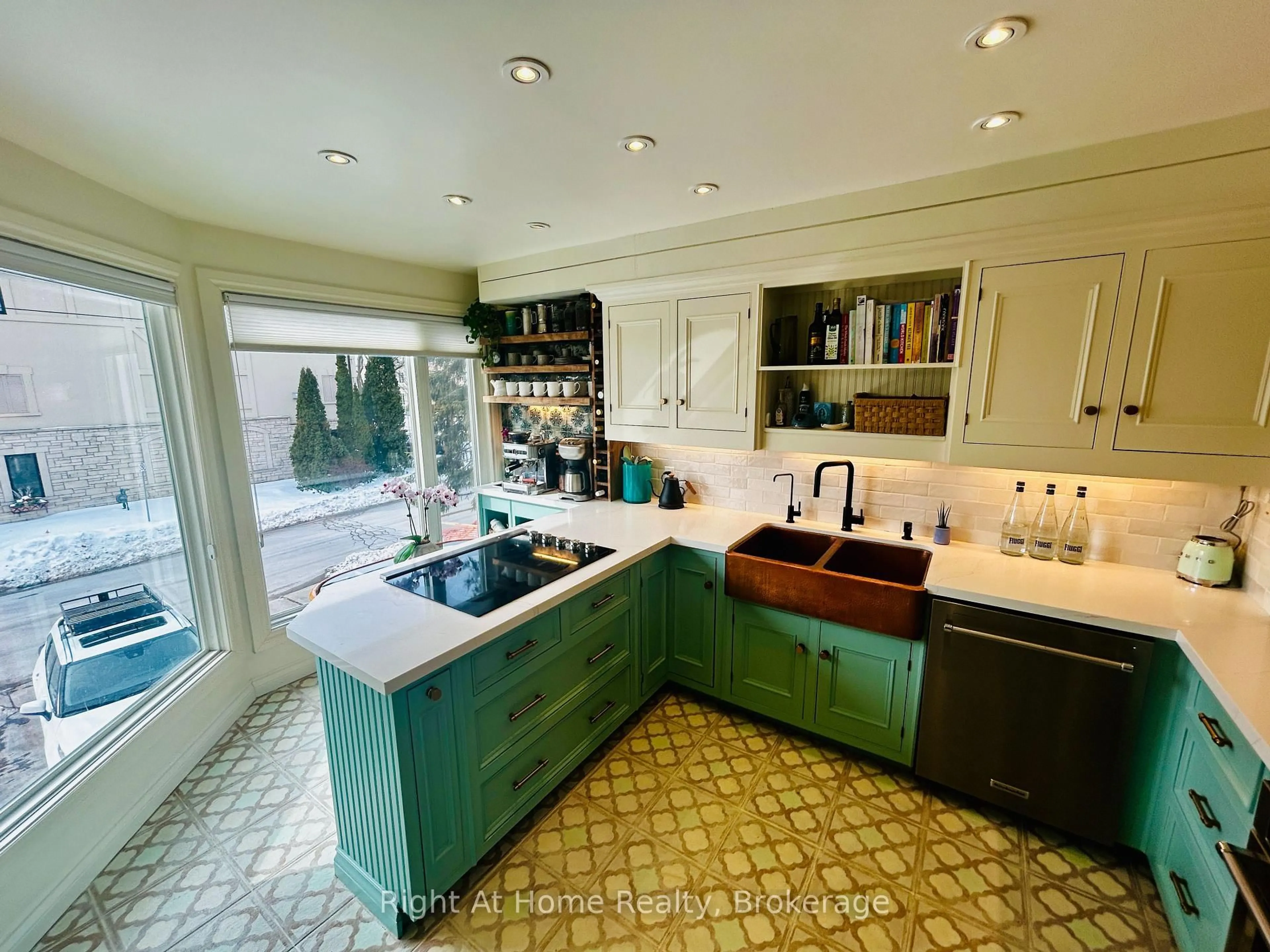 Open concept kitchen, ceramic/tile floor for 109 Brant St, Oakville Ontario L6K 2Z7