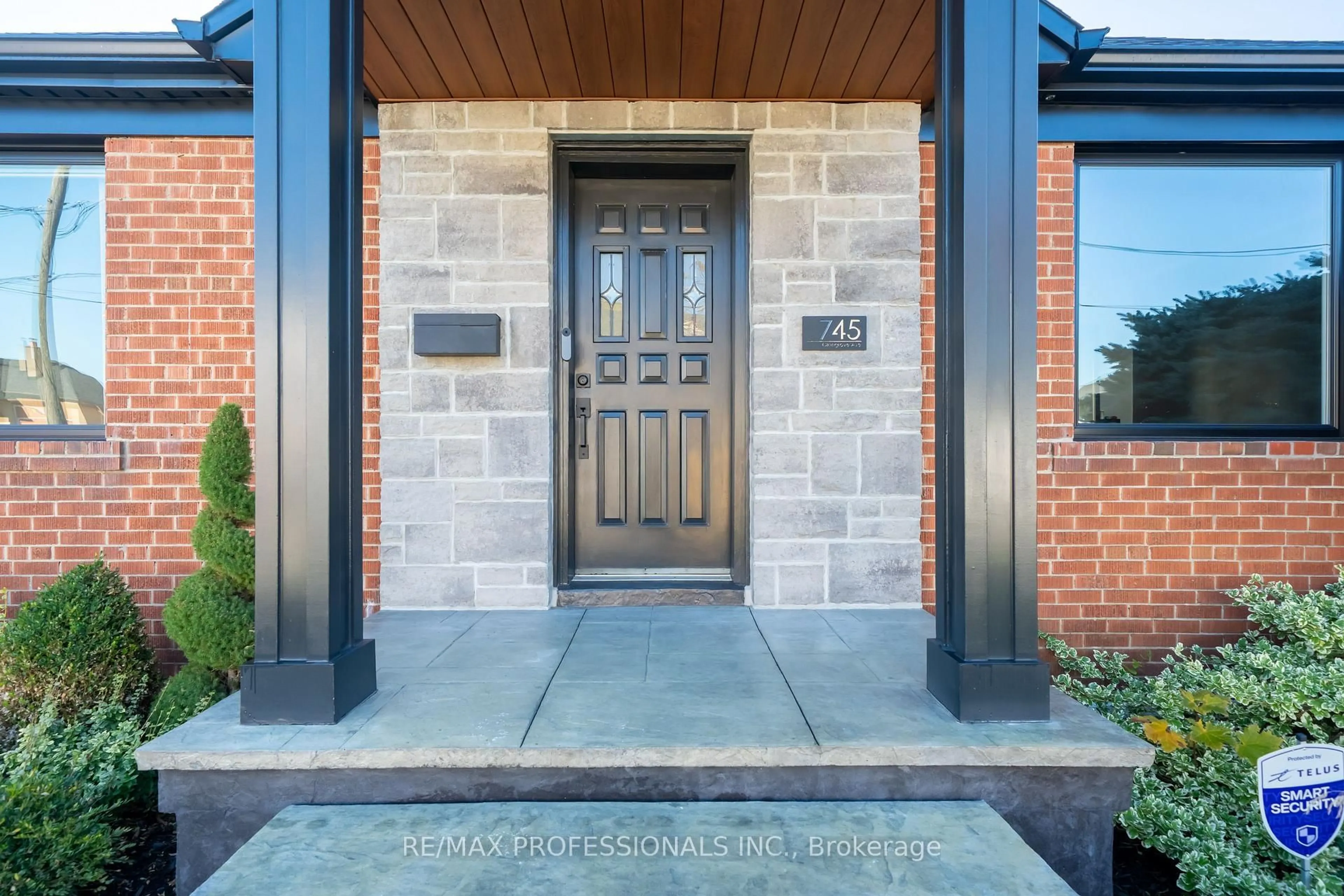 Indoor entryway for 745 Glengrove Ave, Toronto Ontario M6B 2J7