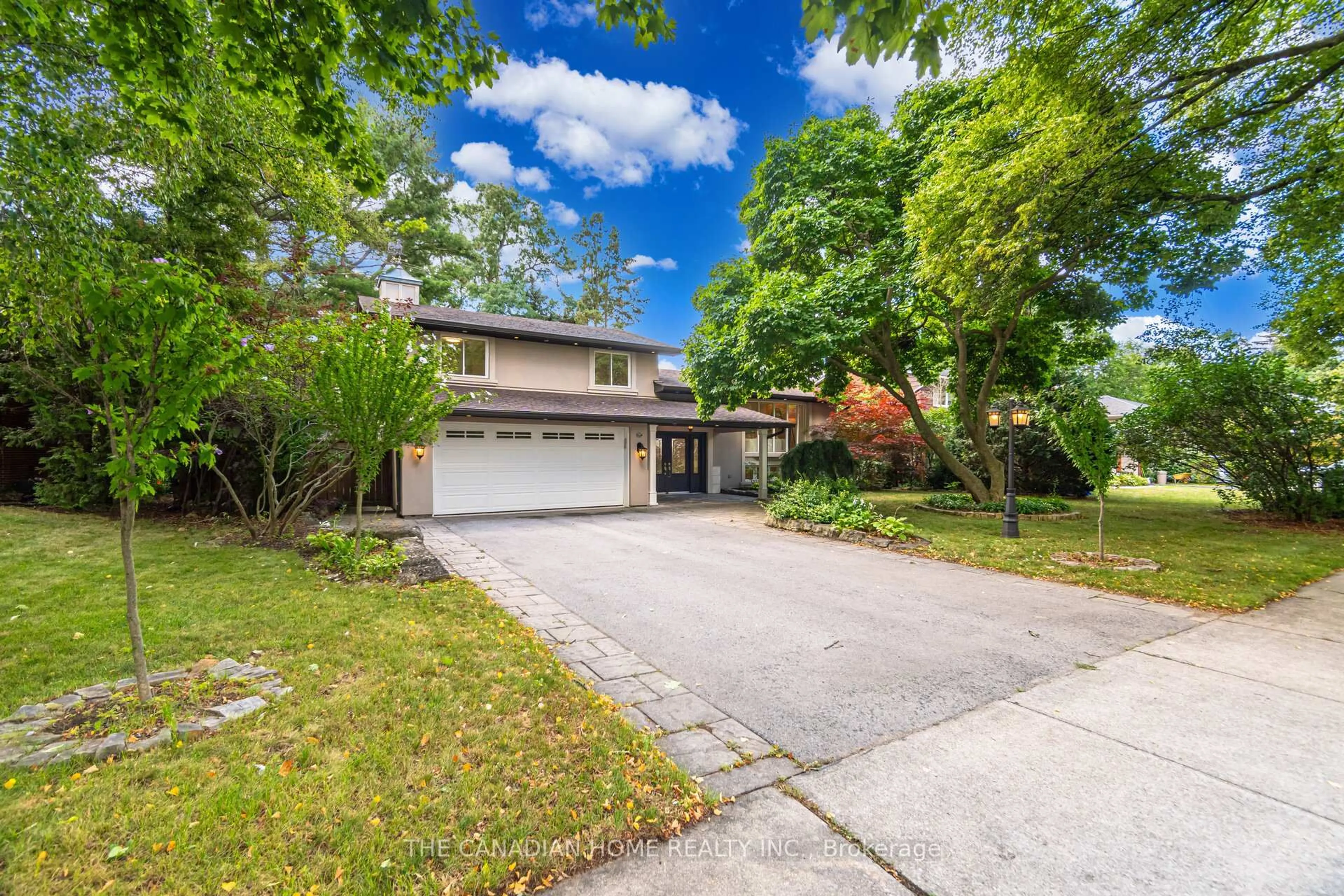 A pic from outside/outdoor area/front of a property/back of a property/a pic from drone, street for 207 Penn Dr, Burlington Ontario L7N 2B6