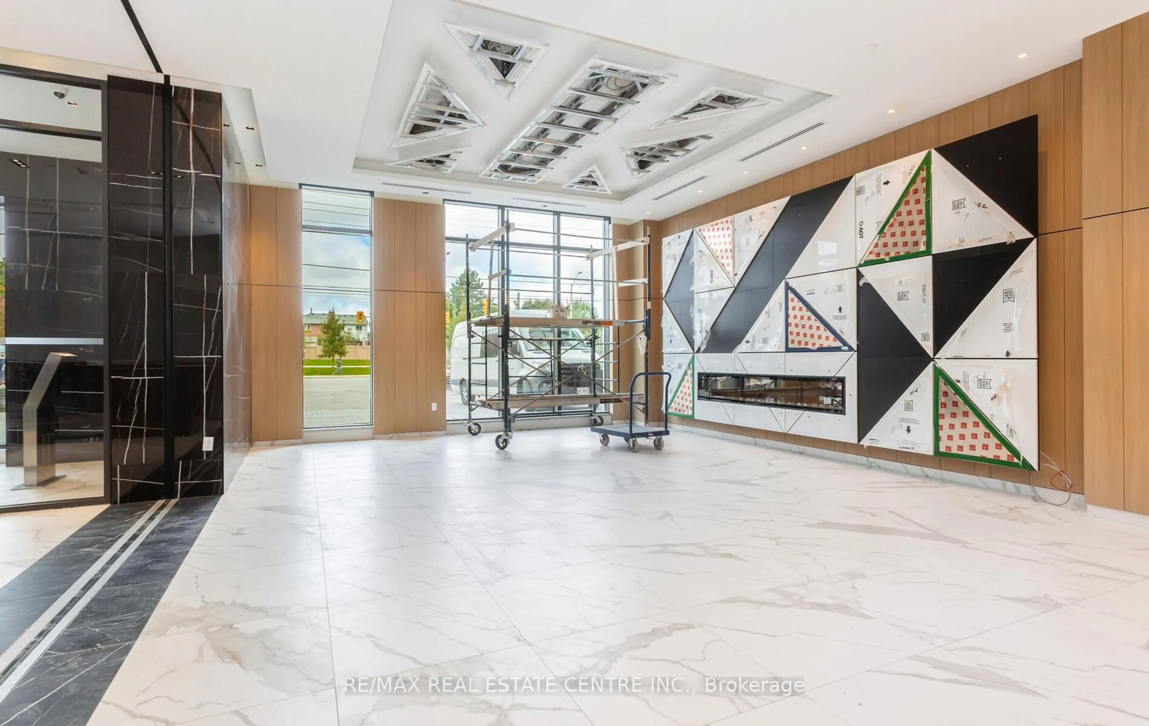 Lobby for 202 Burnhamthorpe Rd #301, Mississauga Ontario L5A 0B2