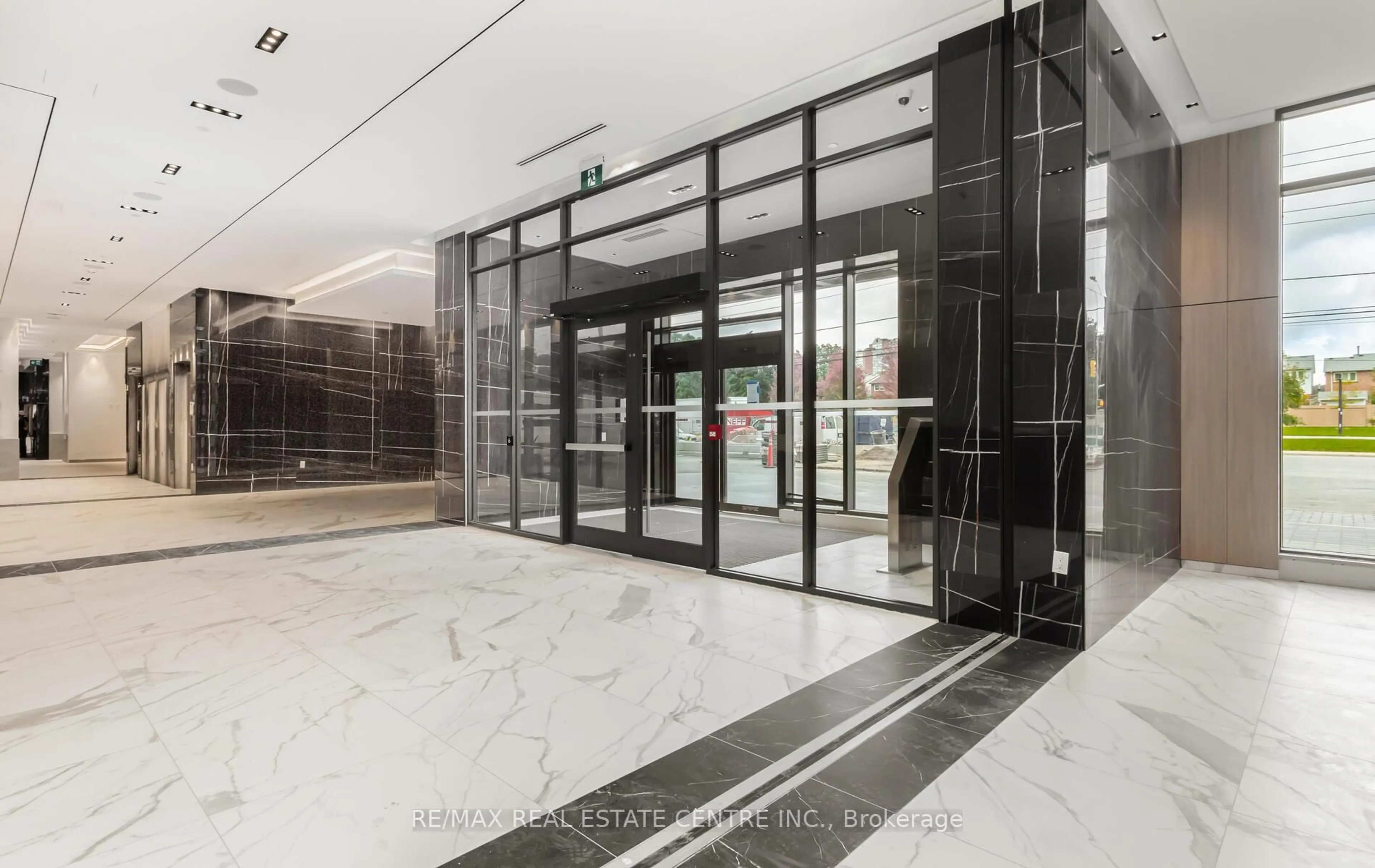 Indoor foyer for 202 Burnhamthorpe Rd #301, Mississauga Ontario L5A 0B2