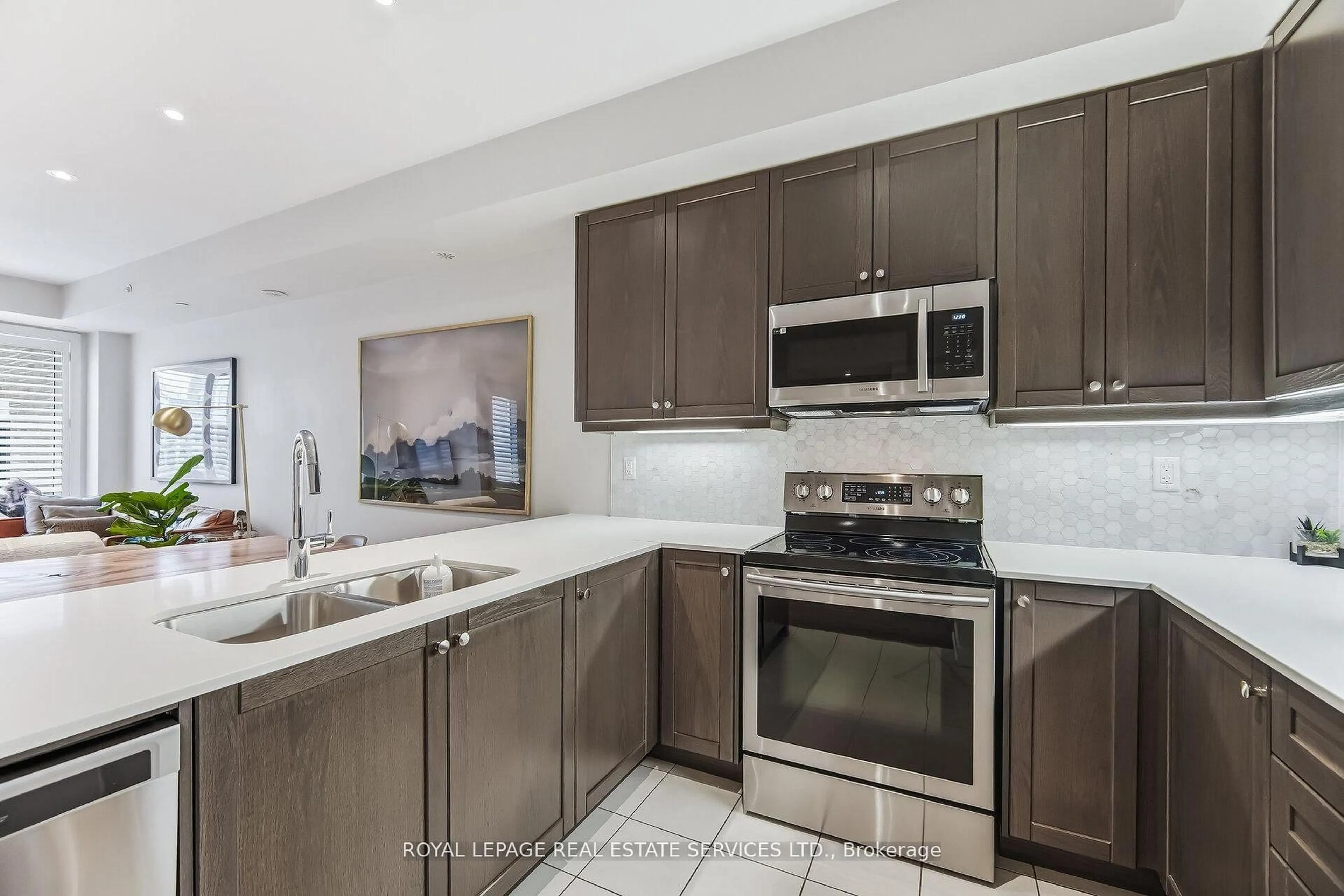 Open concept kitchen, ceramic/tile floor for 8 Drummond St #402, Toronto Ontario M8V 1Y8