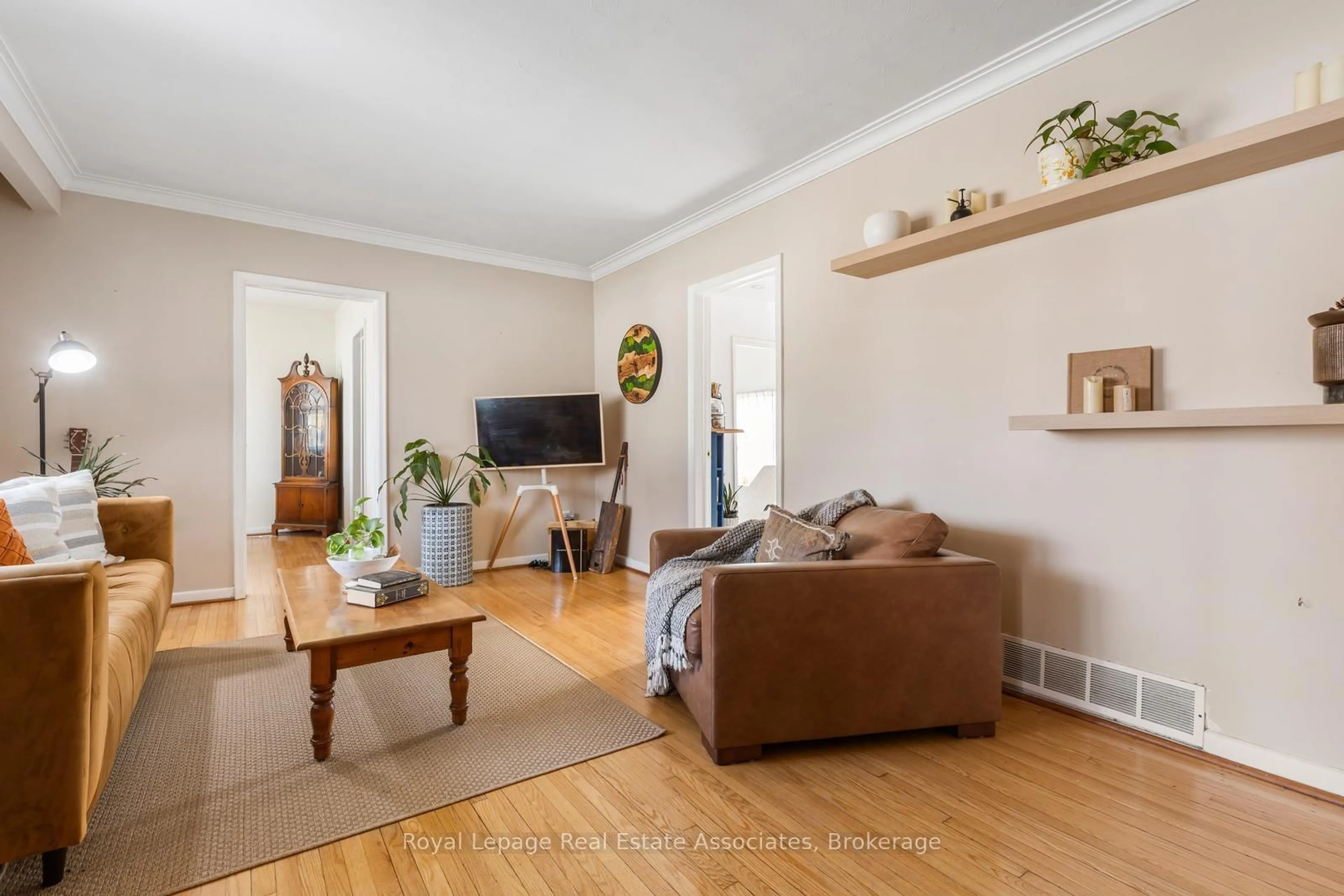 Living room with furniture, wood/laminate floor for 972 Fourth St, Mississauga Ontario L5E 1J9