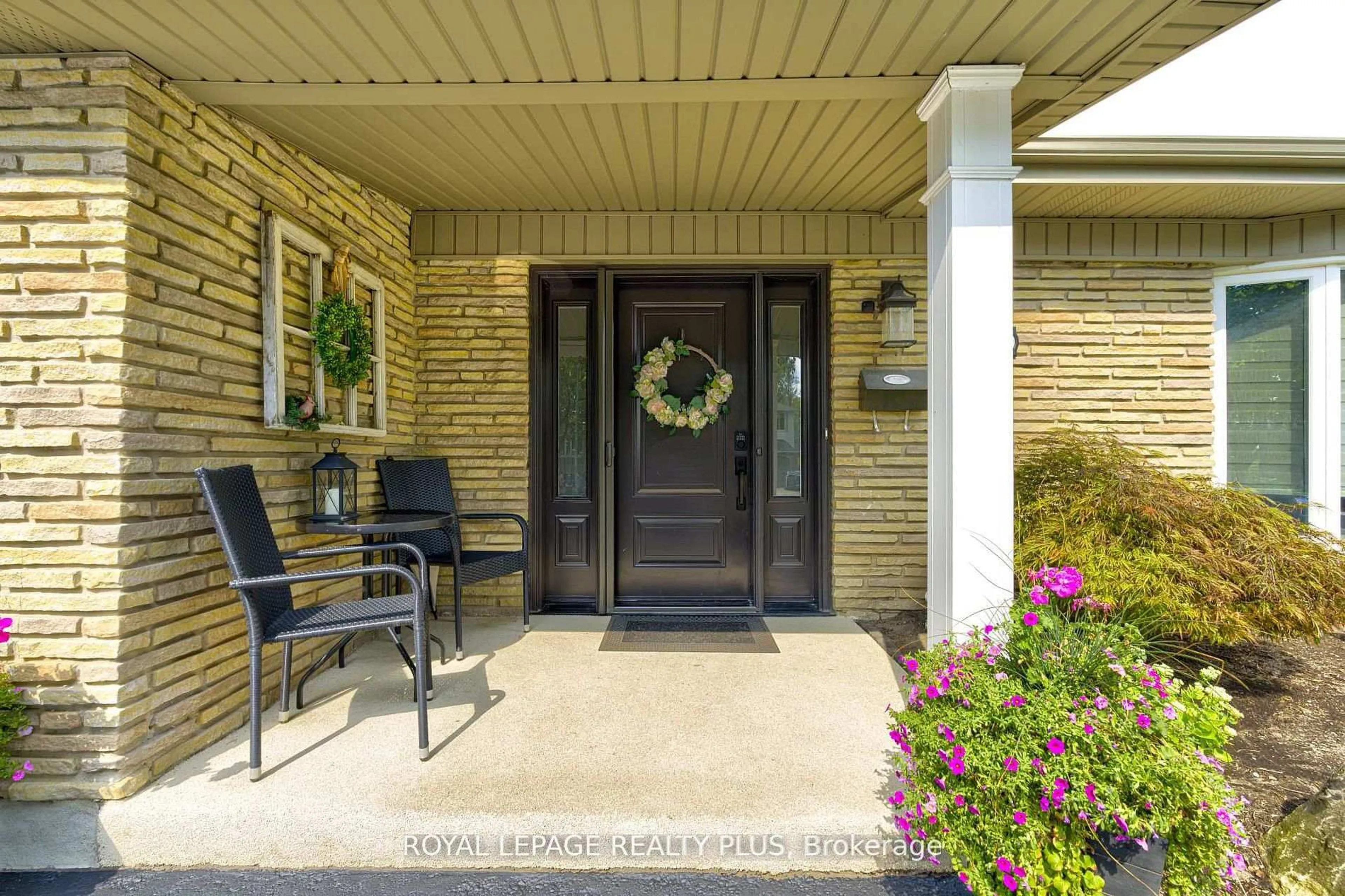 Indoor entryway for 2063 Cavendish Dr, Burlington Ontario L7P 1Y9