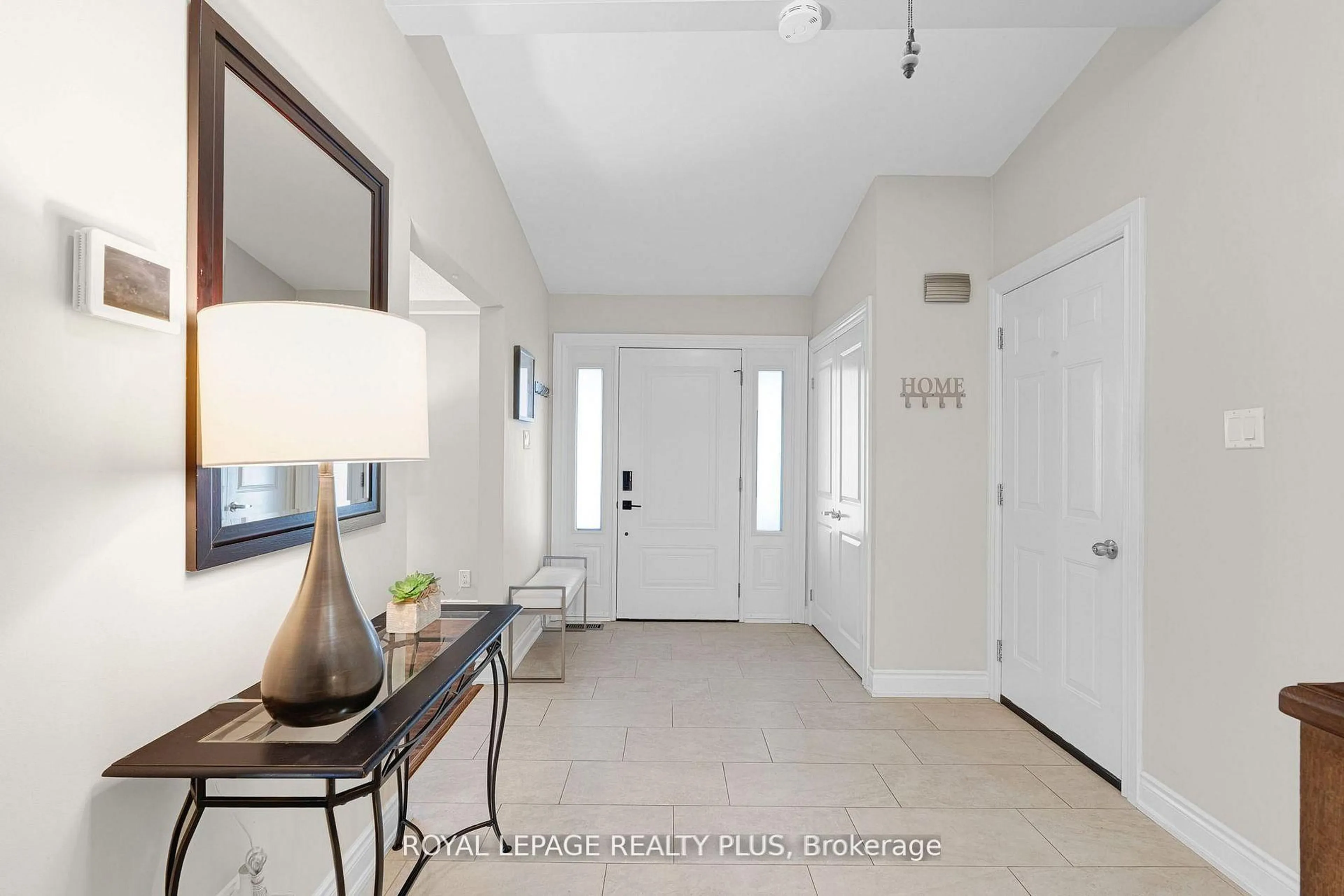 Indoor entryway for 2063 Cavendish Dr, Burlington Ontario L7P 1Y9