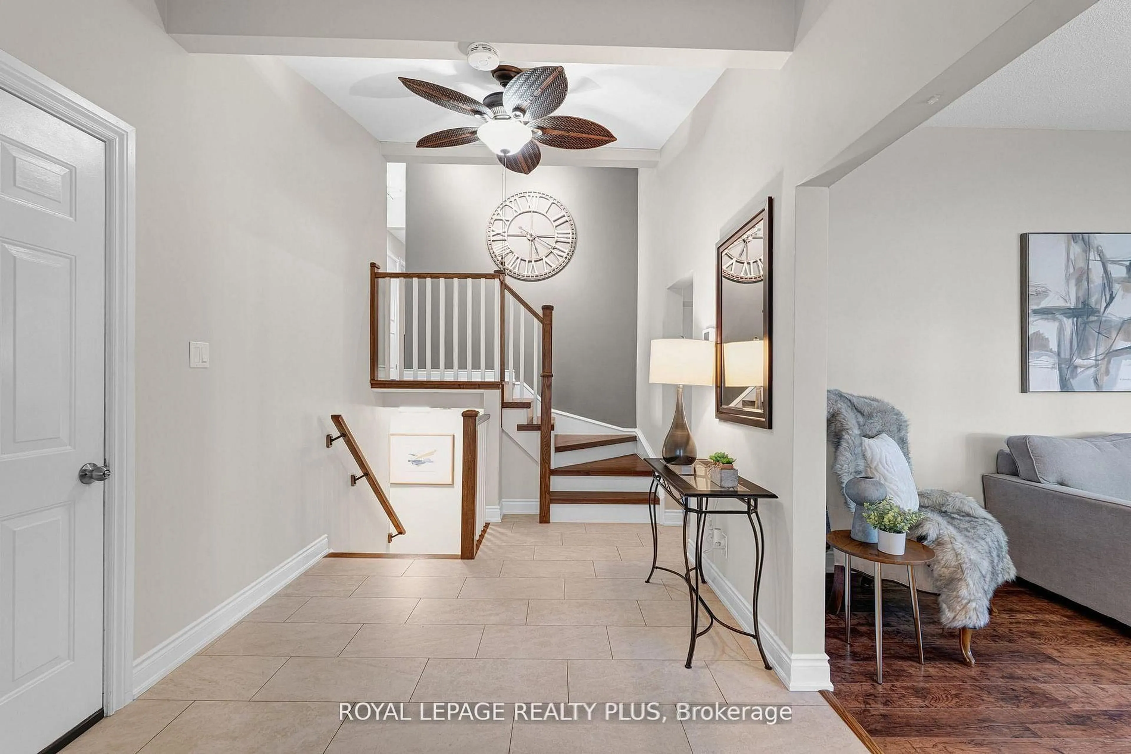 Indoor entryway for 2063 Cavendish Dr, Burlington Ontario L7P 1Y9