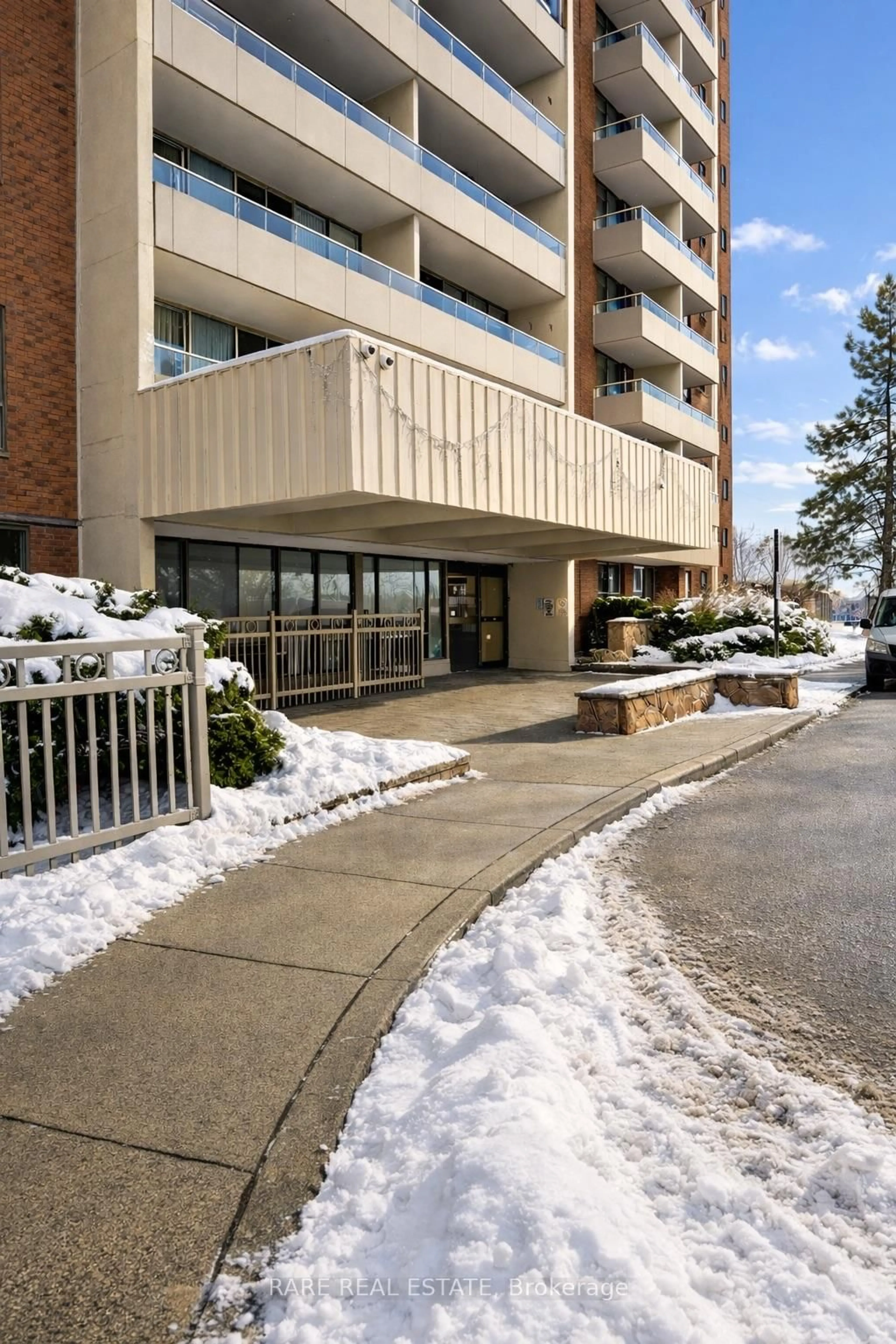 Indoor foyer for 19 Four Winds Dr #Unit #104, Toronto Ontario M3J 2S9