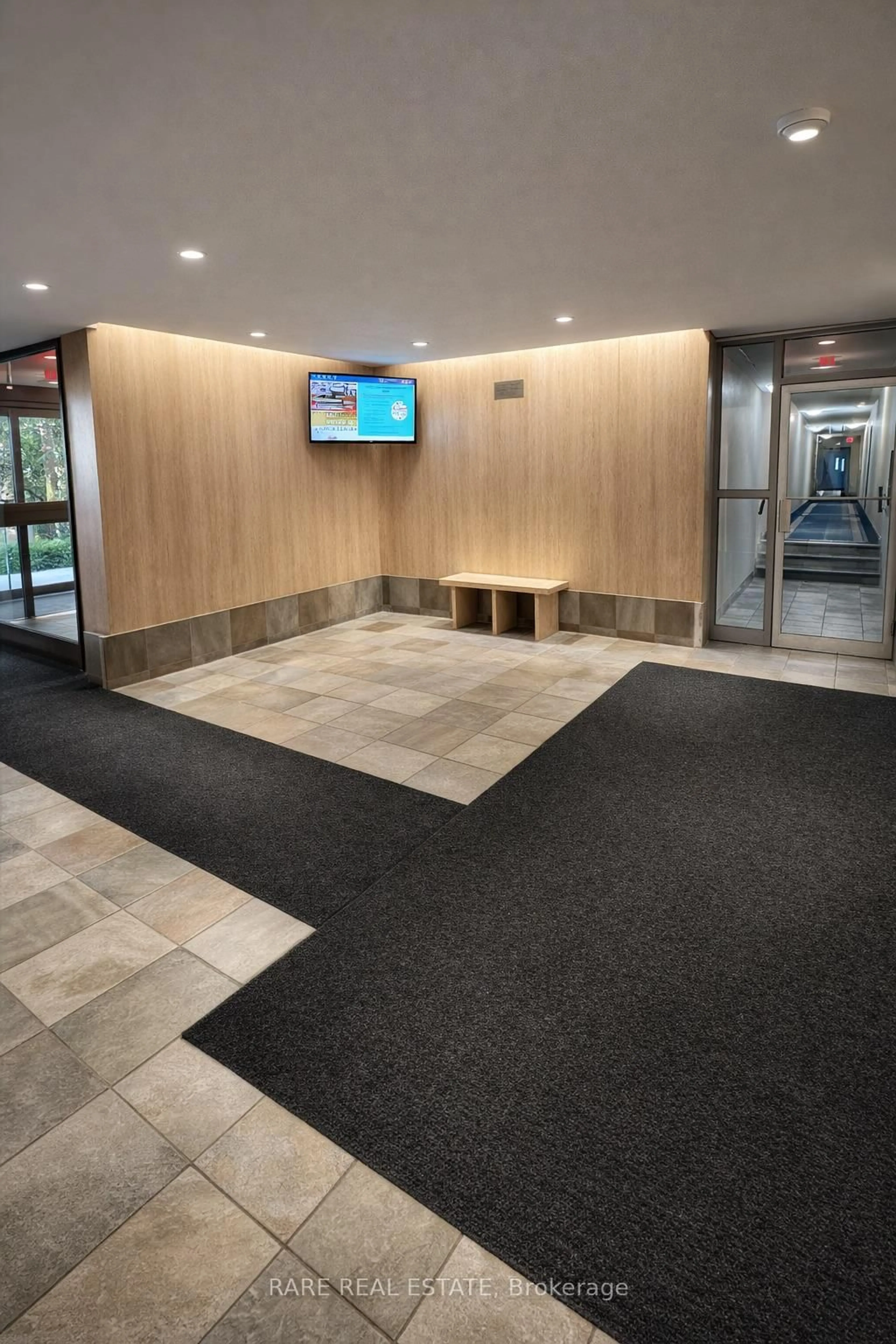 Indoor foyer for 19 Four Winds Dr #Unit #104, Toronto Ontario M3J 2S9