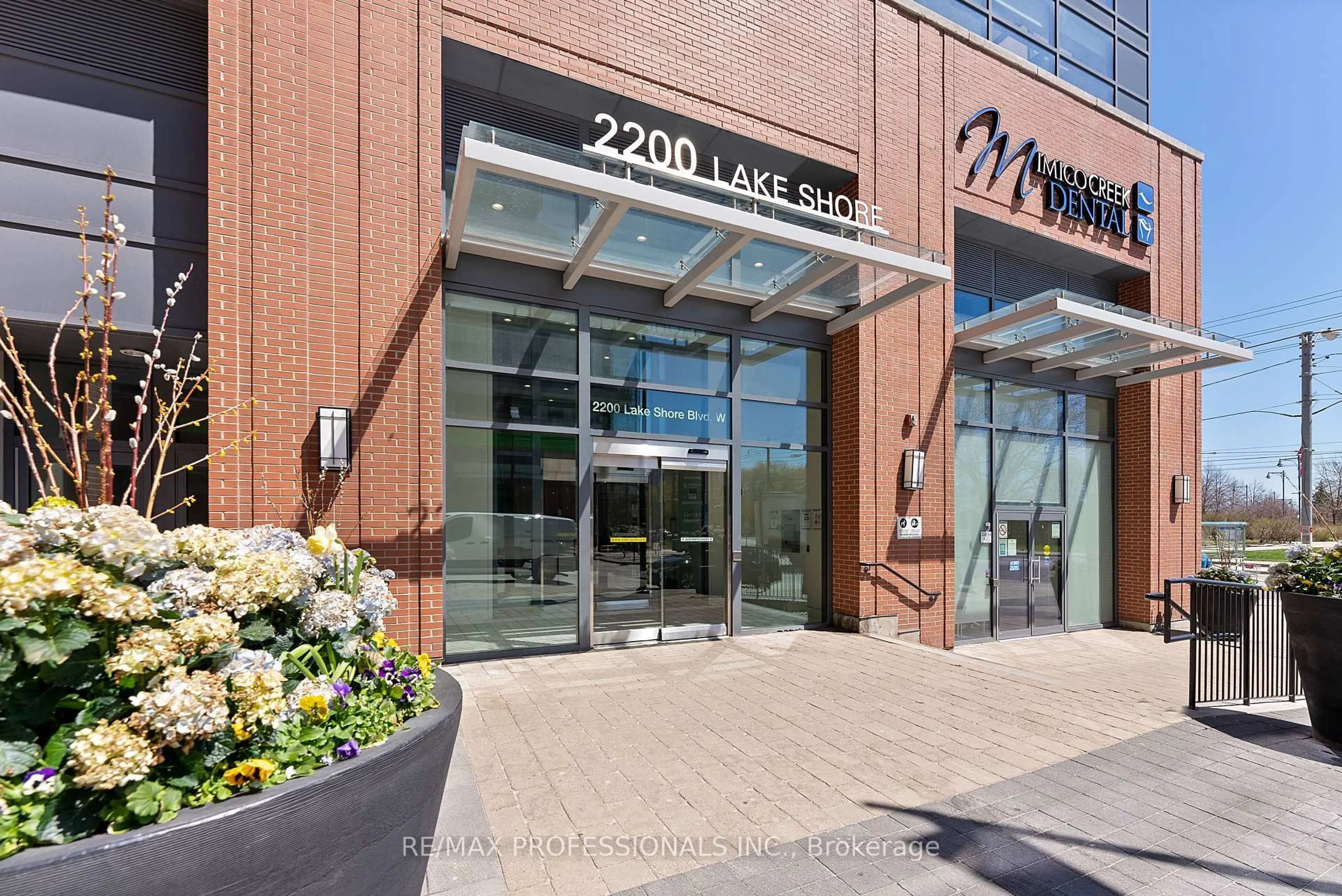 Indoor foyer for 2200 Lakeshore Blvd #611, Toronto Ontario M8V 1A4